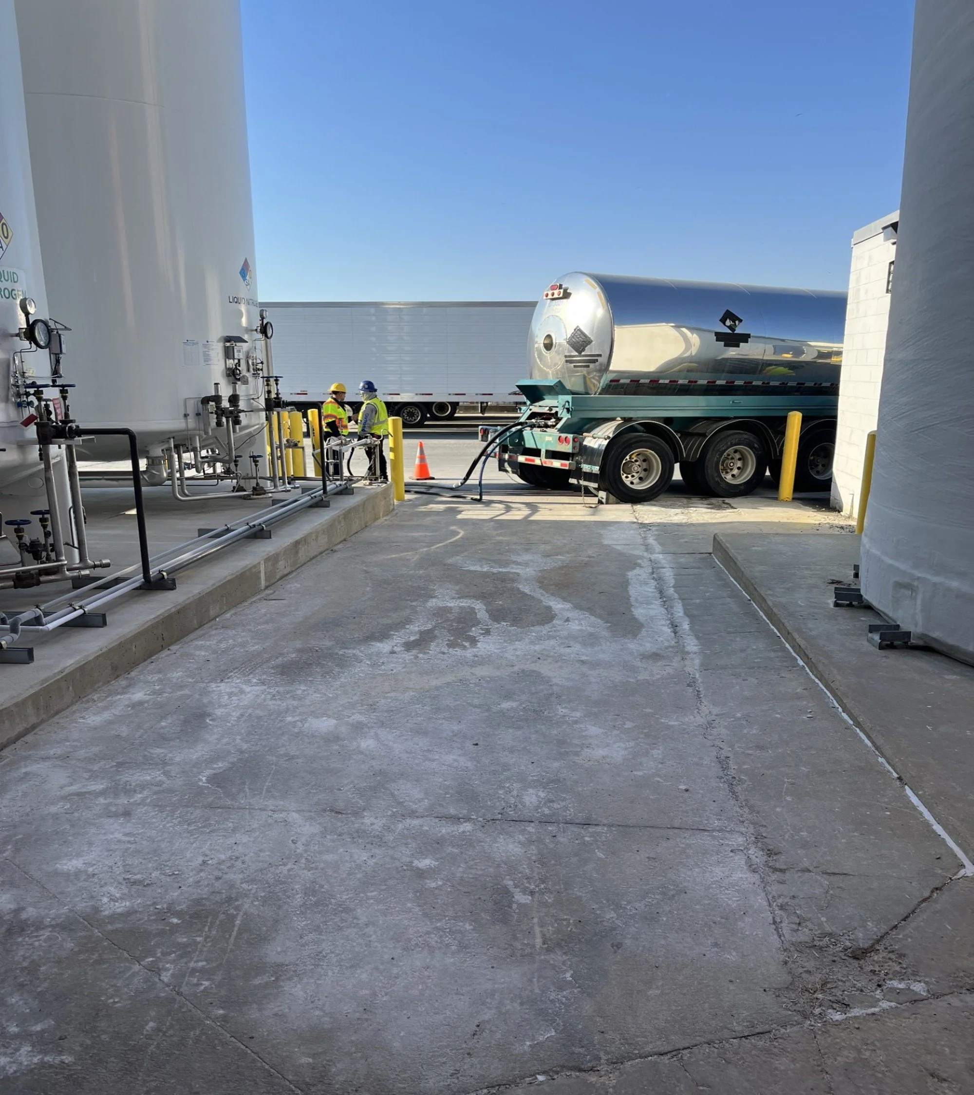 CleanCycle and Perdue Operations Teams assisting with liquid CO2 delivery