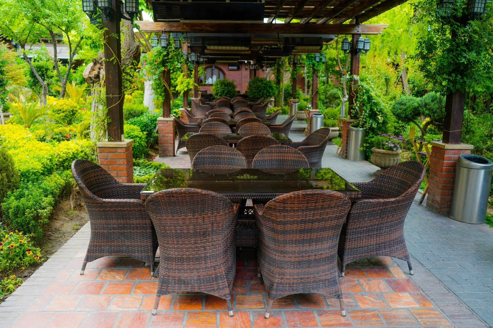 optimized_restaurant-garden-iran.jpg