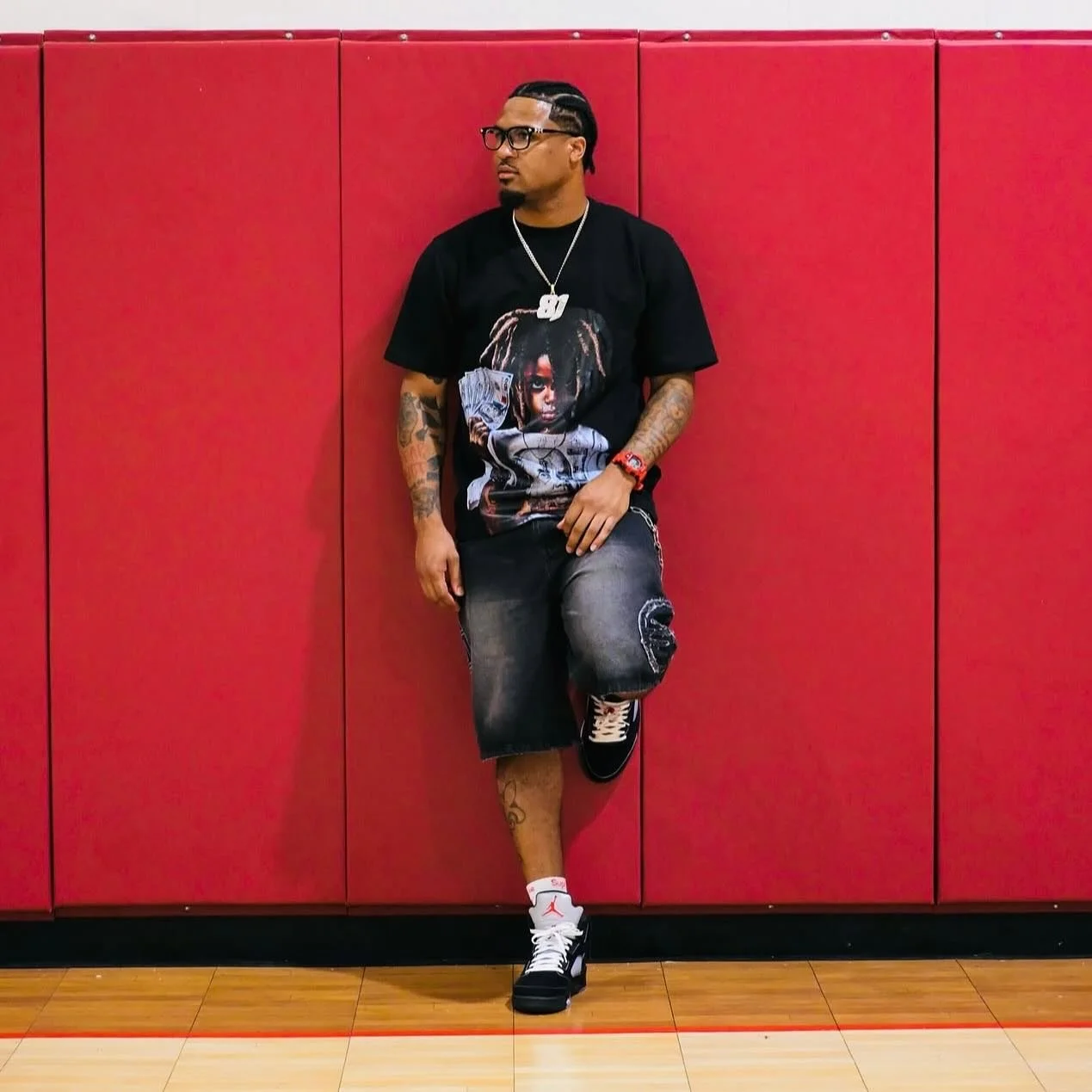 @bigeightyone Spotted in our FULL OF MONEY GRAPHIC TEE!!!!!