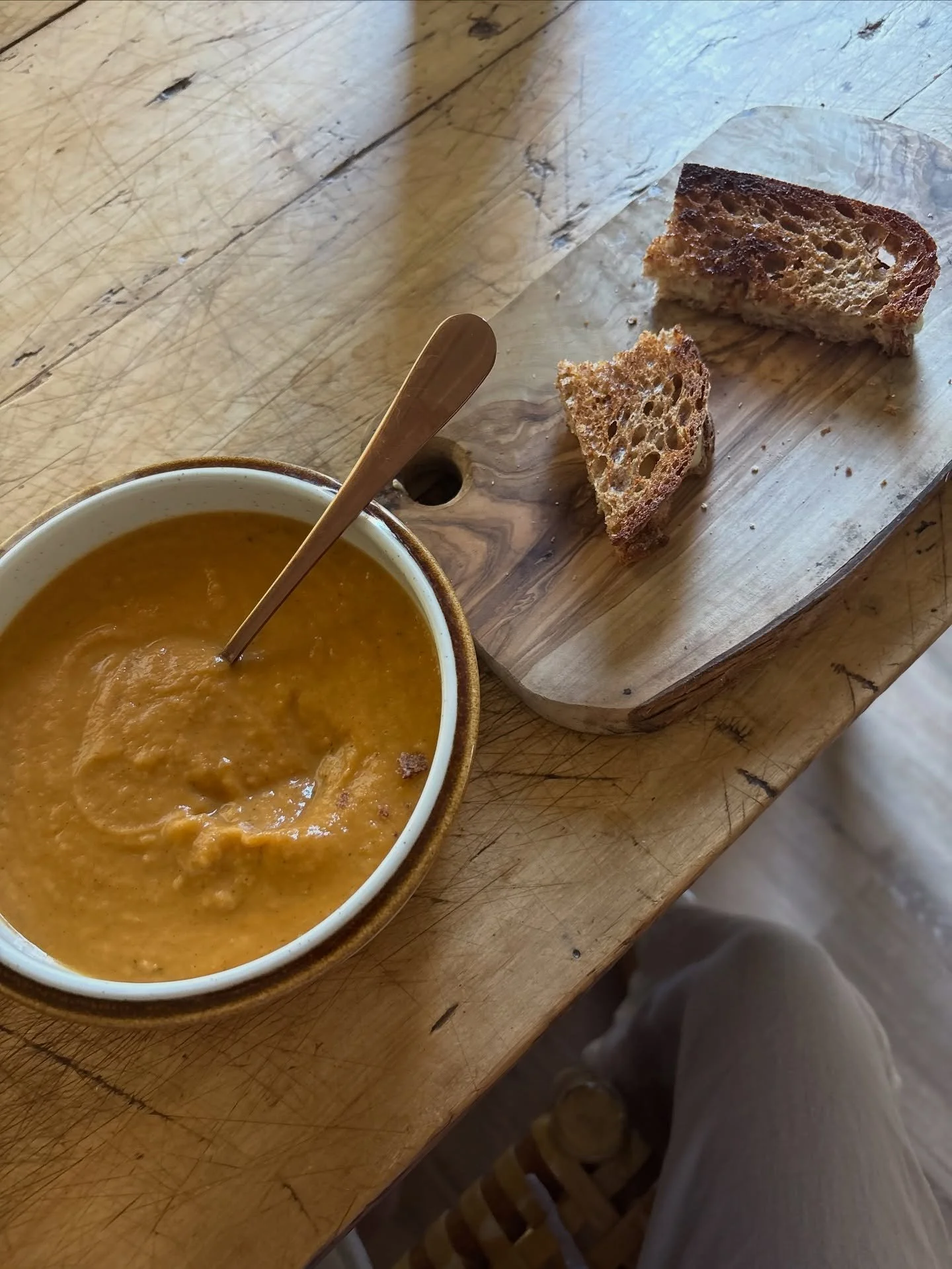 S O U P  S E A S O N

Per our recent post.. soup season is officially here...

Made this yummy butternut squash soup: 
1 Butternut squash, cubed 
1 Honeynut squash, cubed
1 Crisp red apple, chopped
2 Large carrots, chopped 
1/2 yellow onion 
4 Garlic