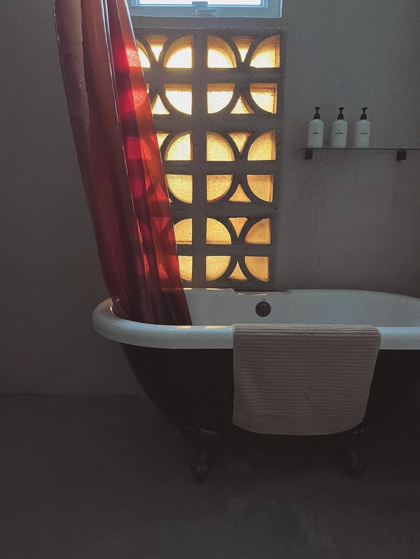 S E L F - L O V E

Regularly give yourself love, and remember that we cannot pour from an empty cup. 

To avoid burnout, try these Yin and Heart nourishing practices: 

❣️Evening baths with rose petals, yummy/clean bath salts (ie. Primally Pure) or e