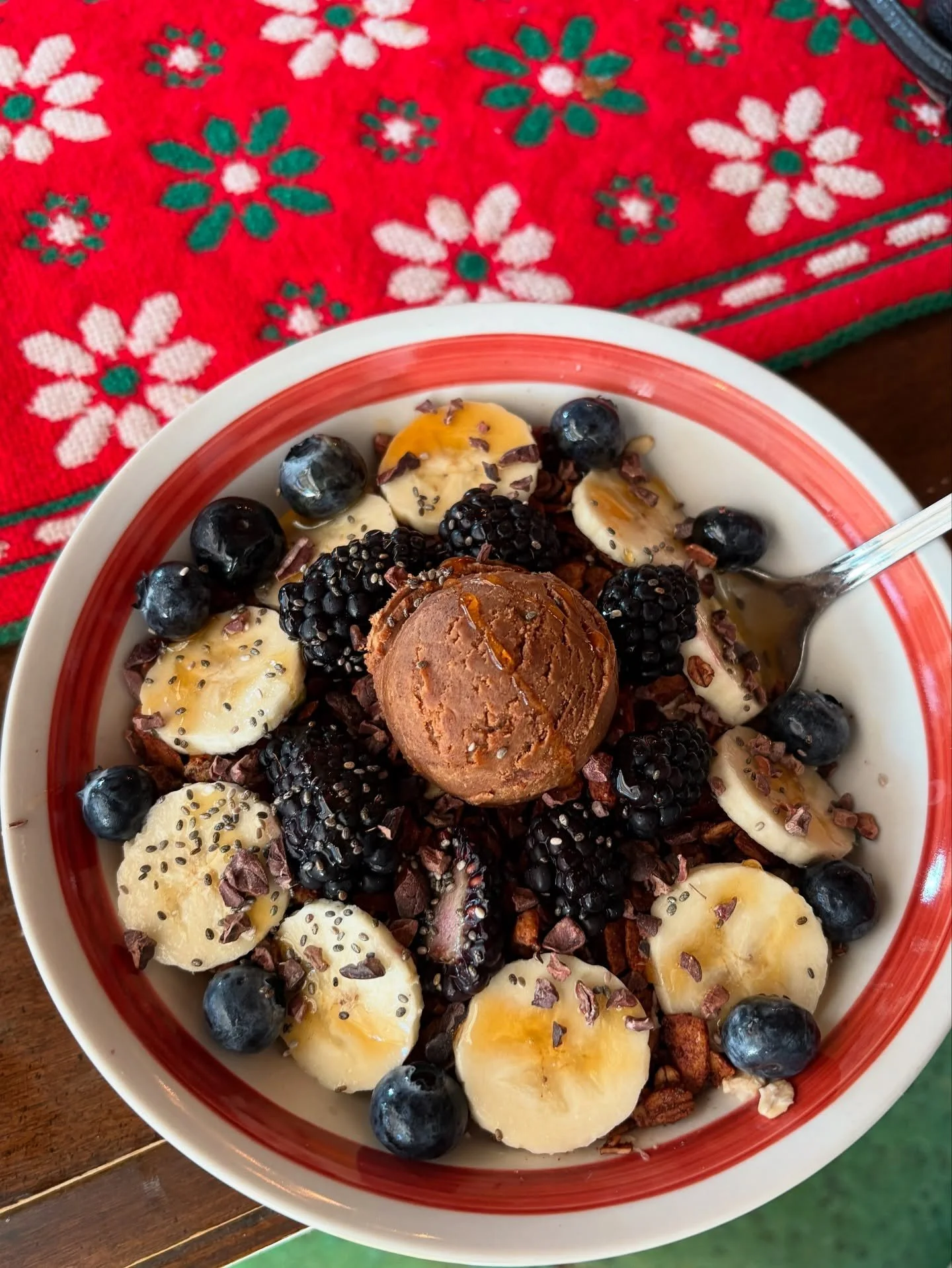 M O R N I N G  F U E L

Romanticize your breakfast... and try not to skip it

❣️Sip your morning elixir of choice (bone broth, hot lemon water, adaptogenic blend, coffee) out of a handmade mug or one that brings you joy 
❣️Spend time sitting and eati