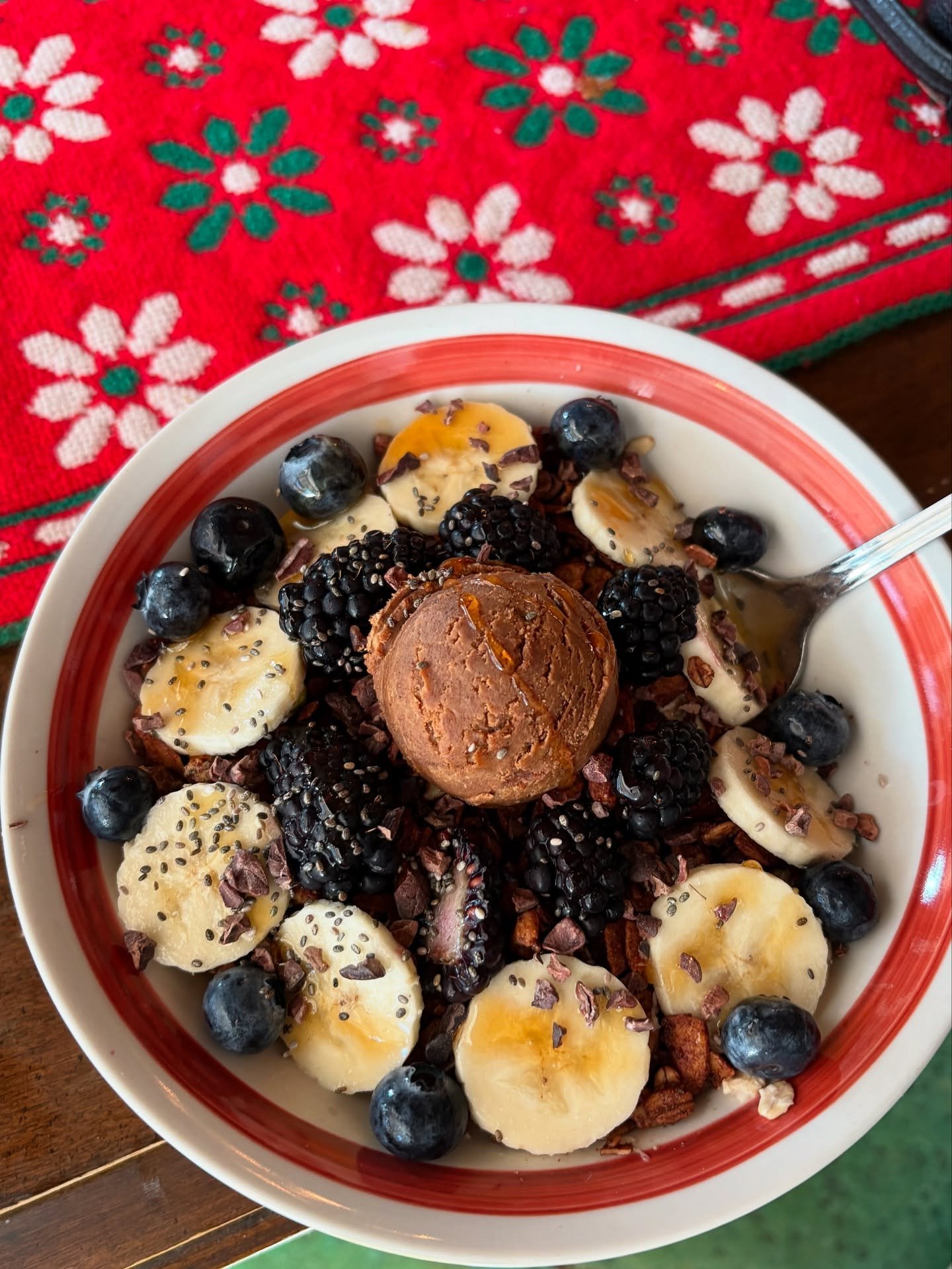 M O R N I N G  F U E L

Romanticize your breakfast... and try not to skip it

❣️Sip your morning elixir of choice (bone broth, hot lemon water, adaptogenic blend, coffee) out of a handmade mug or one that brings you joy 
❣️Spend time sitting and eati