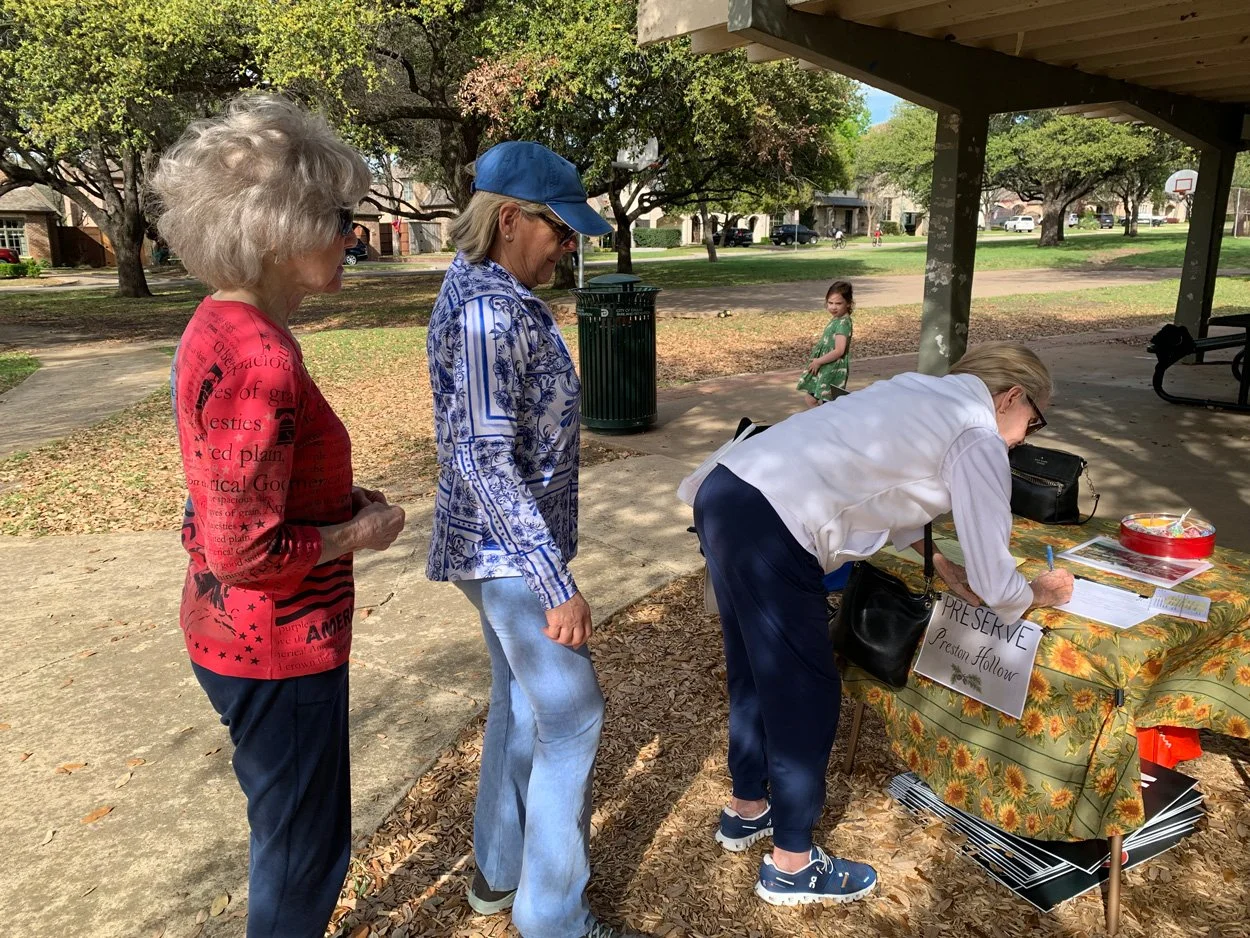 Neighbors lined up at the signing table at Preston Hollow Park