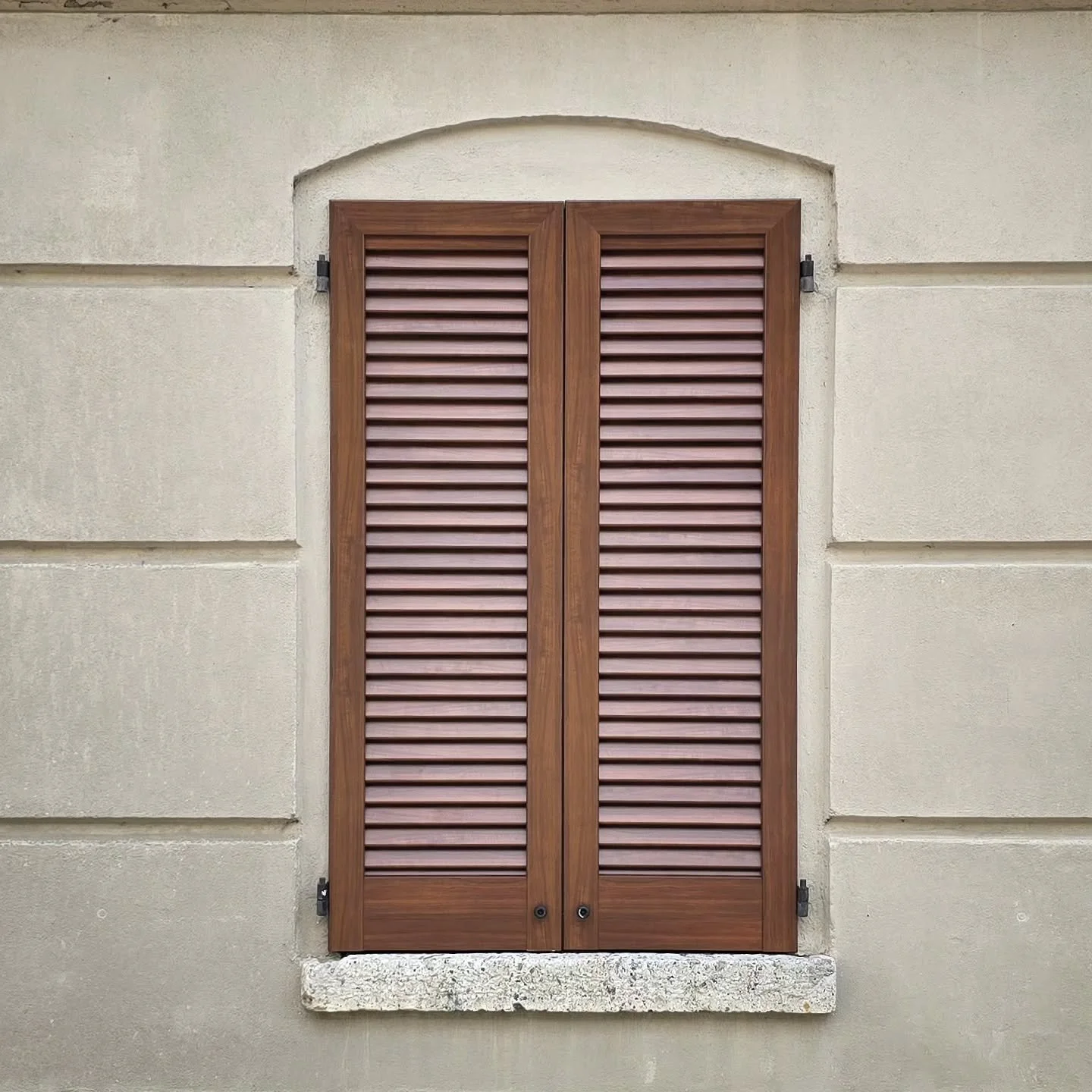 Restaurare o sostituire? Con le persiane in alluminio non avrai piu questo pensiero.....colori Ral ed effetto legno su richiesta tempi brevi di produzione. X info e preventivi ndainfissi@gmail.com oppure al 331 4040121 #persiane #alluminio #myjob