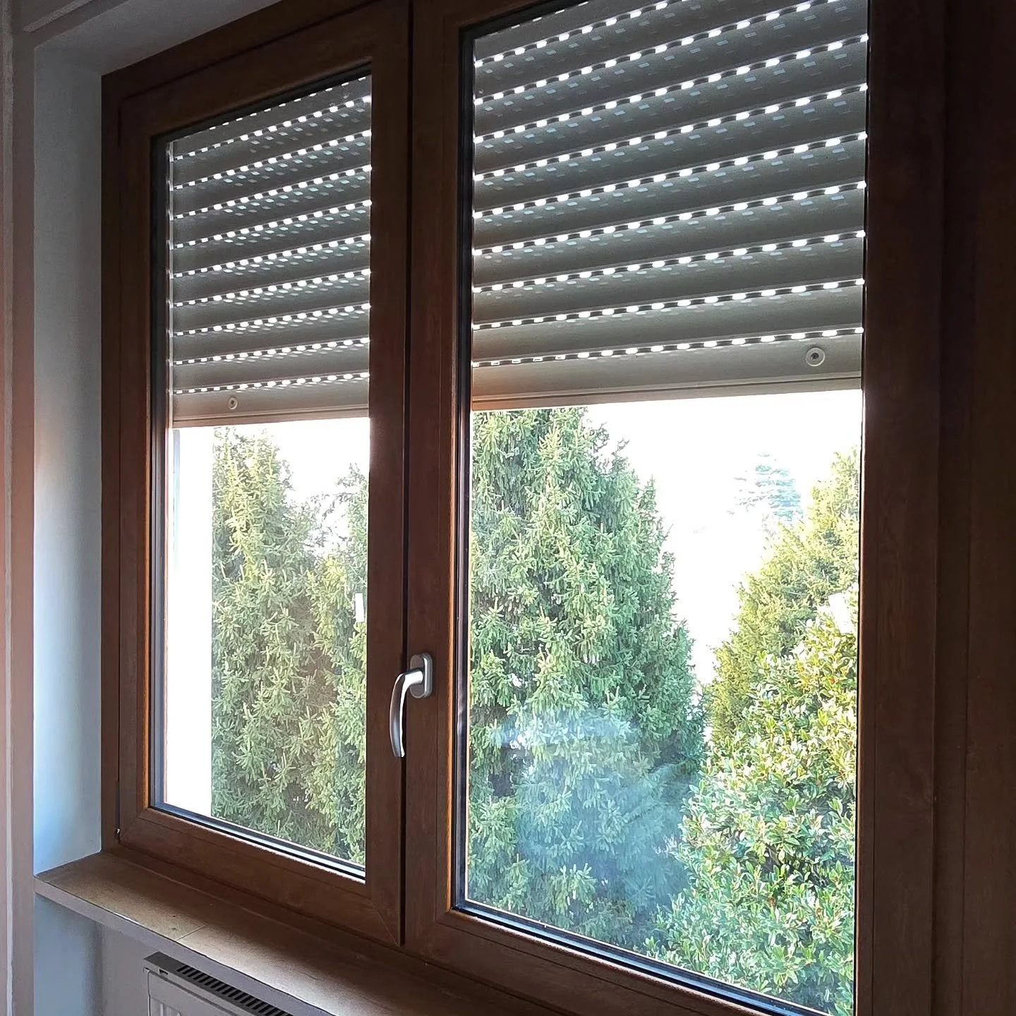 Installare finestre ogni giorno &egrave; il mio pane quotidiano! 🪟  A volte mi sento come se stessi costruendo il mondo, un vetro alla volta. 😅  Dalle piccole finestrelle per i bagni alle enormi vetrate con vista panoramica, adoro la variet&agrave;