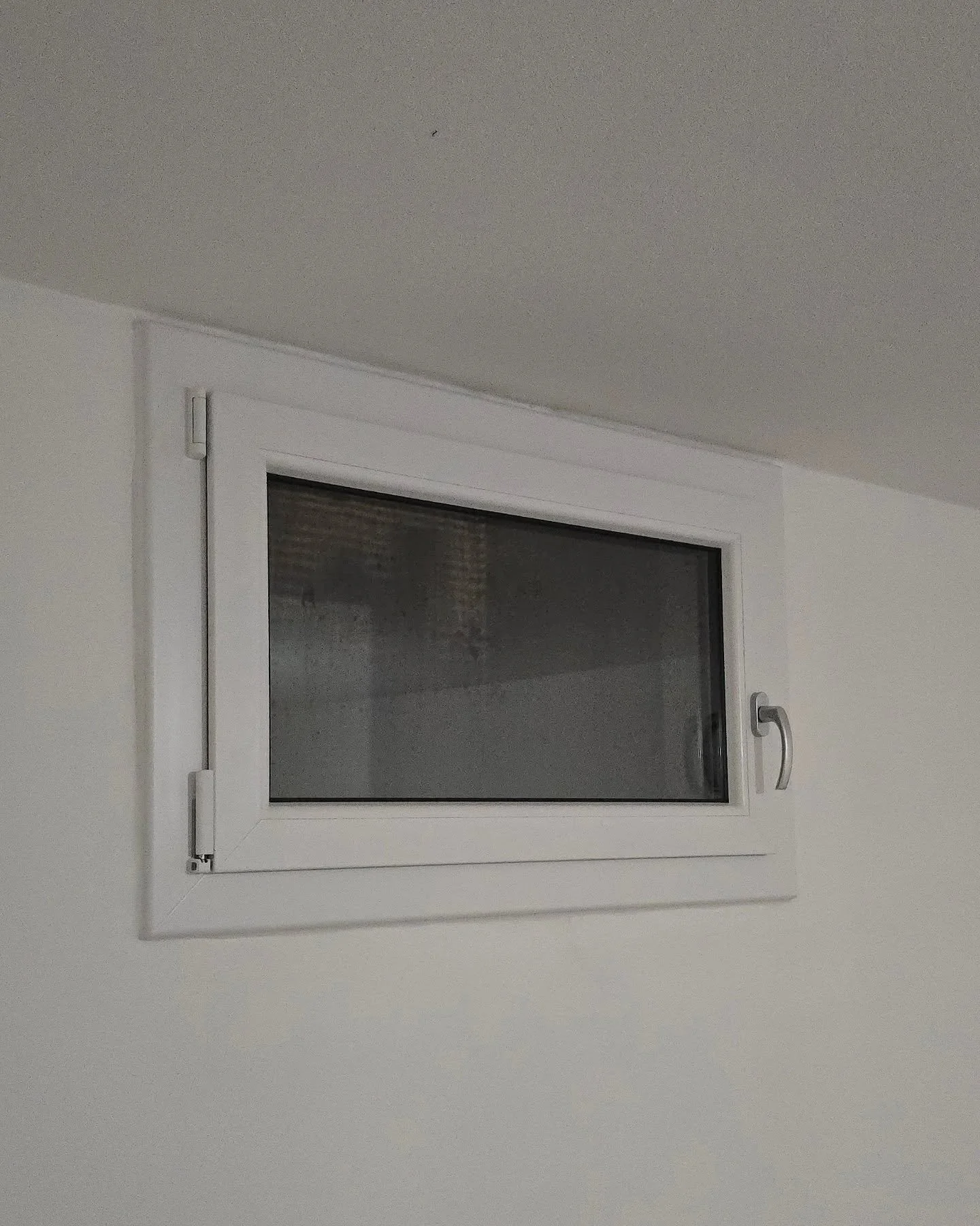 A volte, guardando fuori, la vista non &egrave; quella che speravamo.  Un muro grigio pu&ograve; oscurare un panorama 🌄. Cerchiamo la bellezza nei dettagli, anche quelli inaspettati.  Come una piccola finestra. #vicinato #dettagli #bellezza #prospet