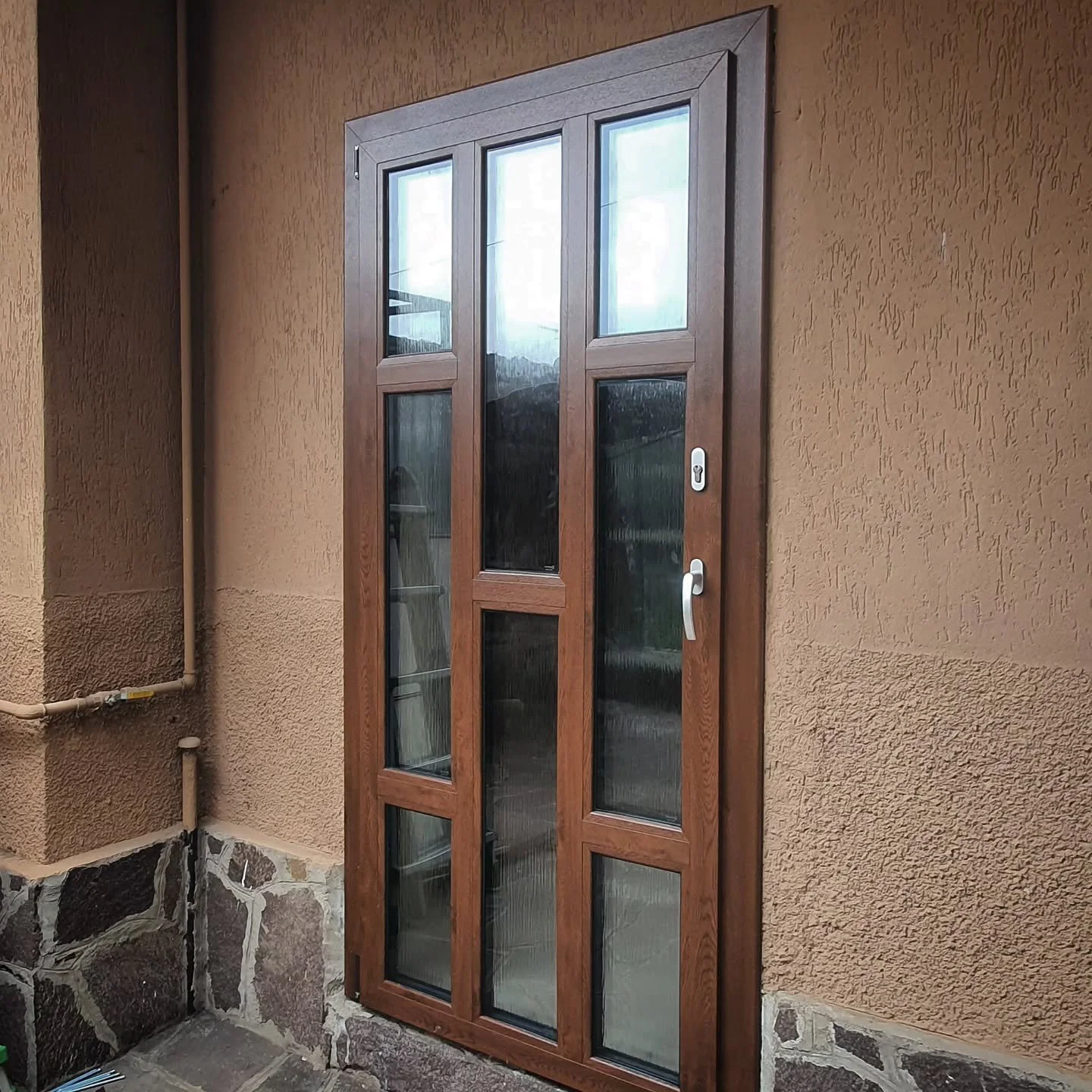 Ogni giorno forniamo e sostituiamo le vostre porte🚪, ognuna diversa eppure tutte hanno un'unica funzione: condurre in uno spazio.  Dalla semplice porta di casa a quella maestosa di un palazzo storico🏛️, ogni porta poi racconta una storia.  Rifletti