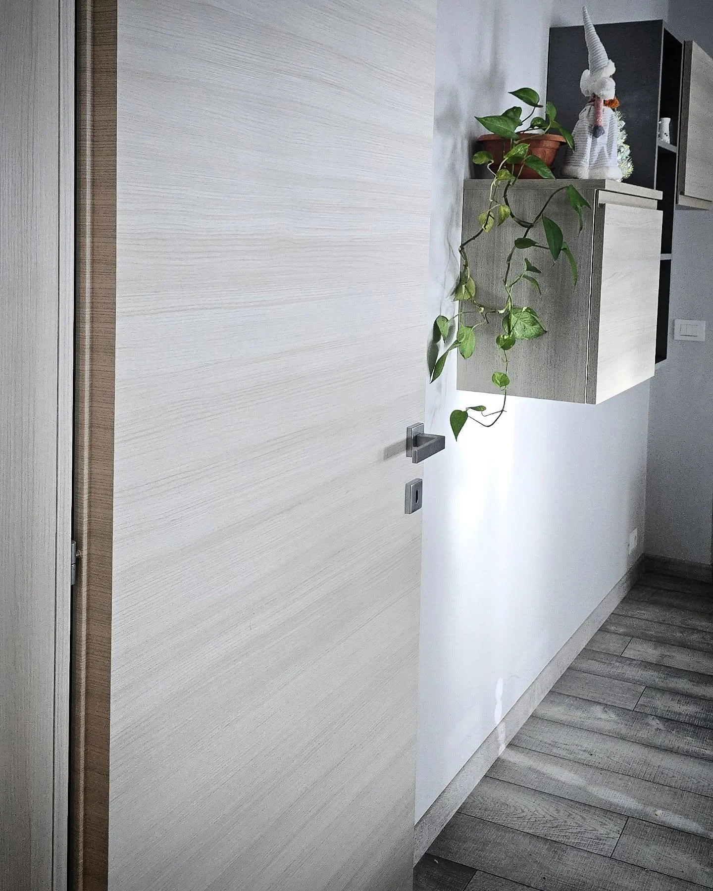 Dev'essere bella e deve integrarsi nell'ambiente con i colori e le finiture che la circondano....Si ma! Le porte per&ograve; devono resistere nel tempo....e sono i materiali che vengono impiegati nella produzione di essa a fare la differenza. 

10 fi