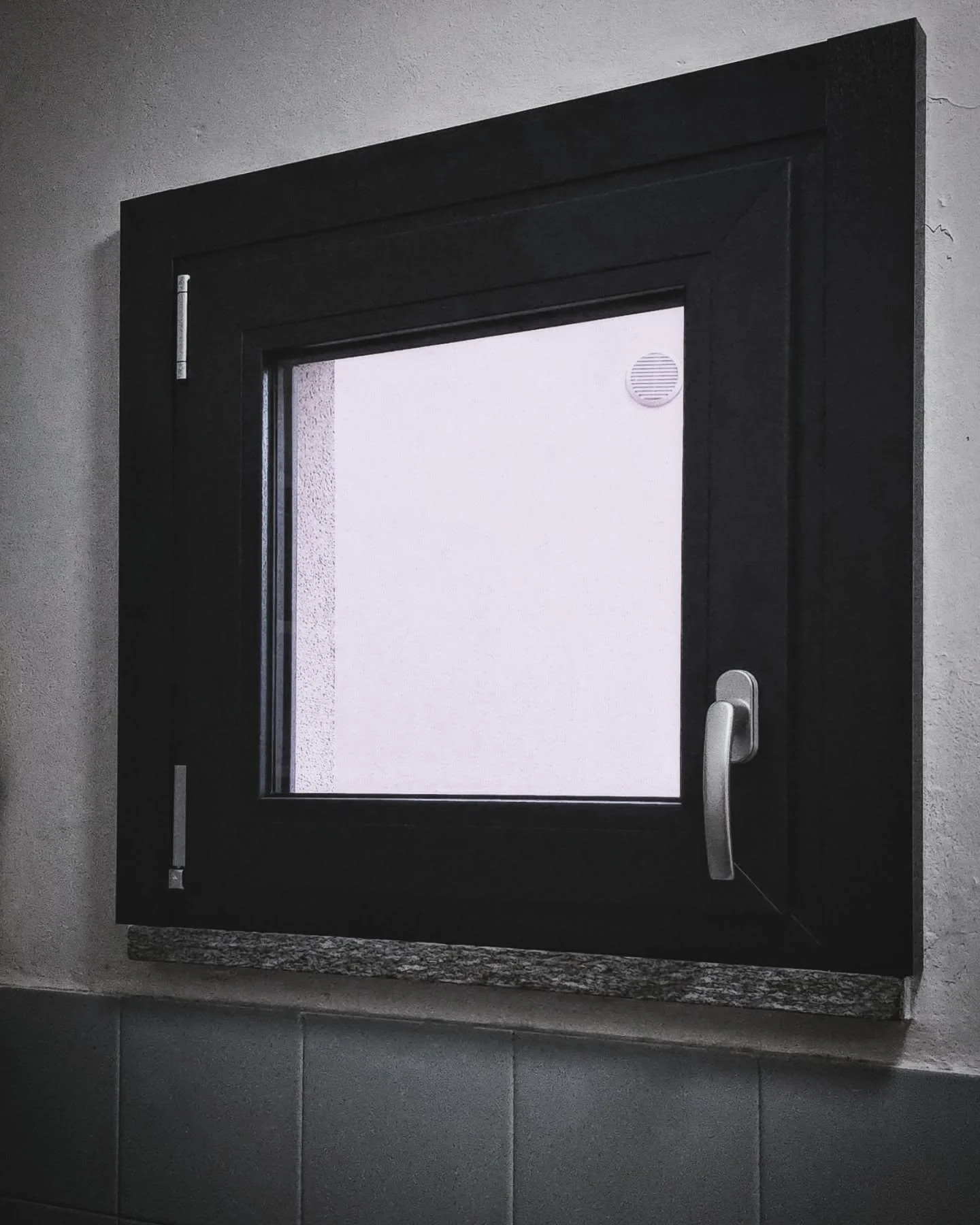 Non tutte le finestre si affacciano su panorami mozzafiato ma con questo non significa che debbano essere sminuite.....senza di esse i locali risulterebbero ciechi. 

#serramenti #finestre #pvc @wind_nick @ndainfissi