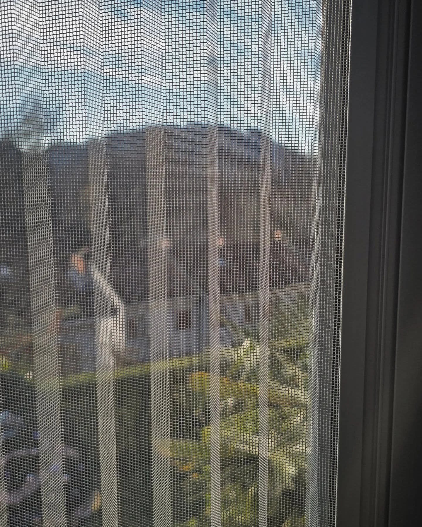 Le Zanzariere non sono tutte uguali, si suddividono in primis tra verticali e orrizzontali, mentre i tanti modelli esistenti possono avere forma e spessori diversi in base all'esigenza del cliente i tanti colori delle strutture si integrano con le pi