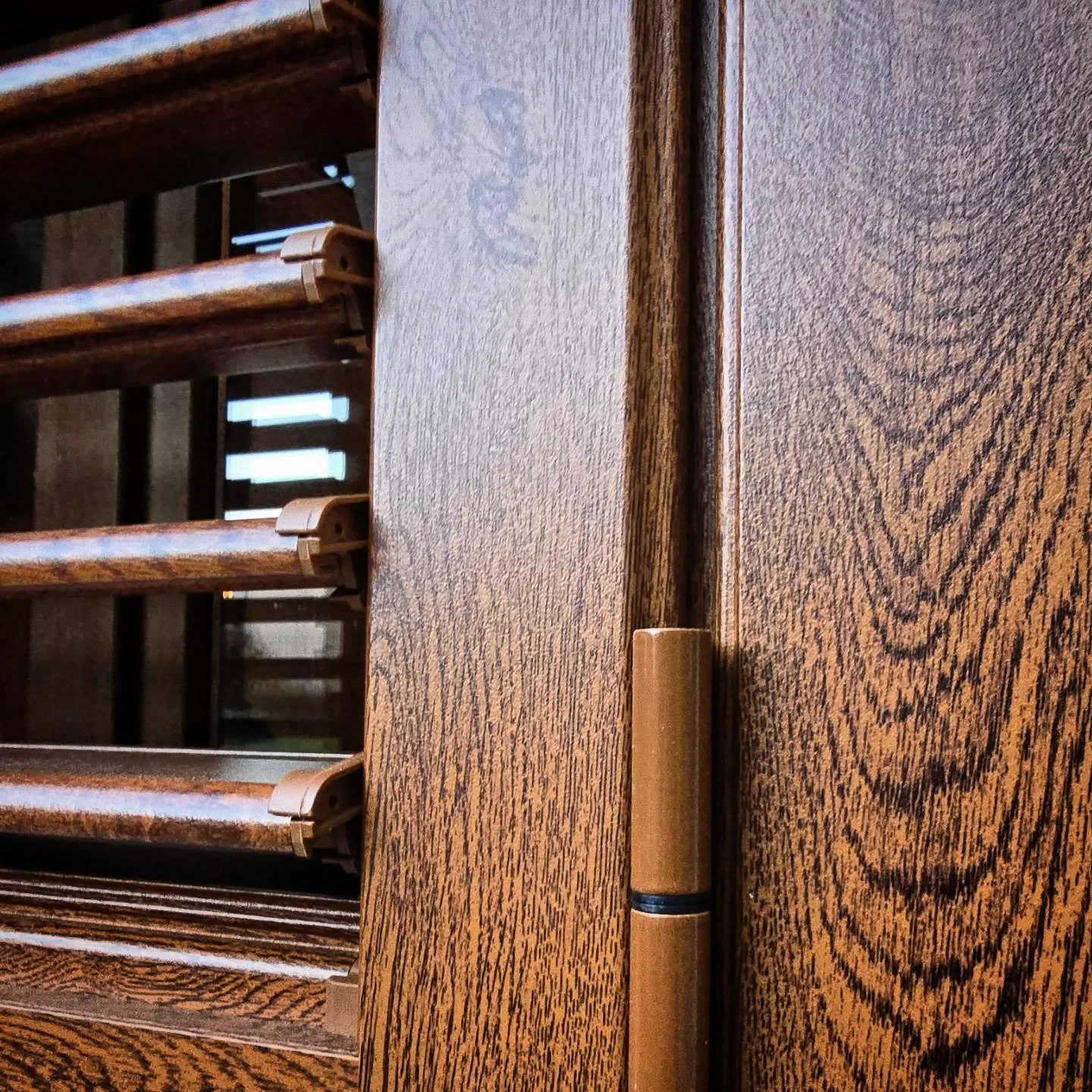 Verniciato? No, sublimato !!

La sublimazione dell&rsquo;alluminio &egrave; una finitura largamente impiegata in molti settori industriali specialmente nel campo dei serramenti, coniugando la bellezza degli elementi naturali con la resistenza, ed ass