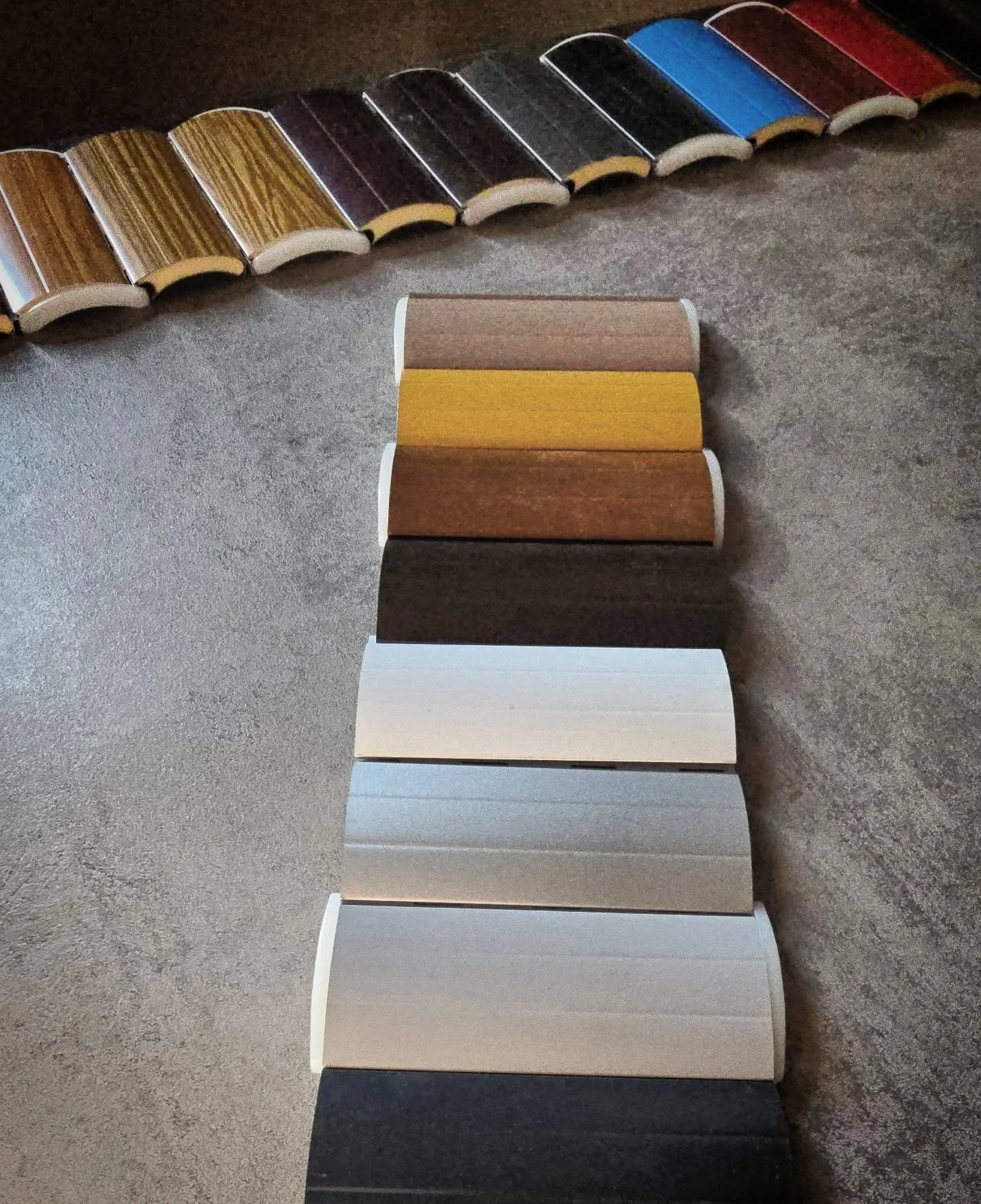 Chiamarle tapparelle &egrave; riduttivo eppure &egrave; il loro nome comune pi&ugrave; utilizzato. Le tapparelle oltre ad essere un elemento d'impatto visivo nel foro finestra,  si prestano se progettate nel modo corretto ad ombreggiare i locali a pr