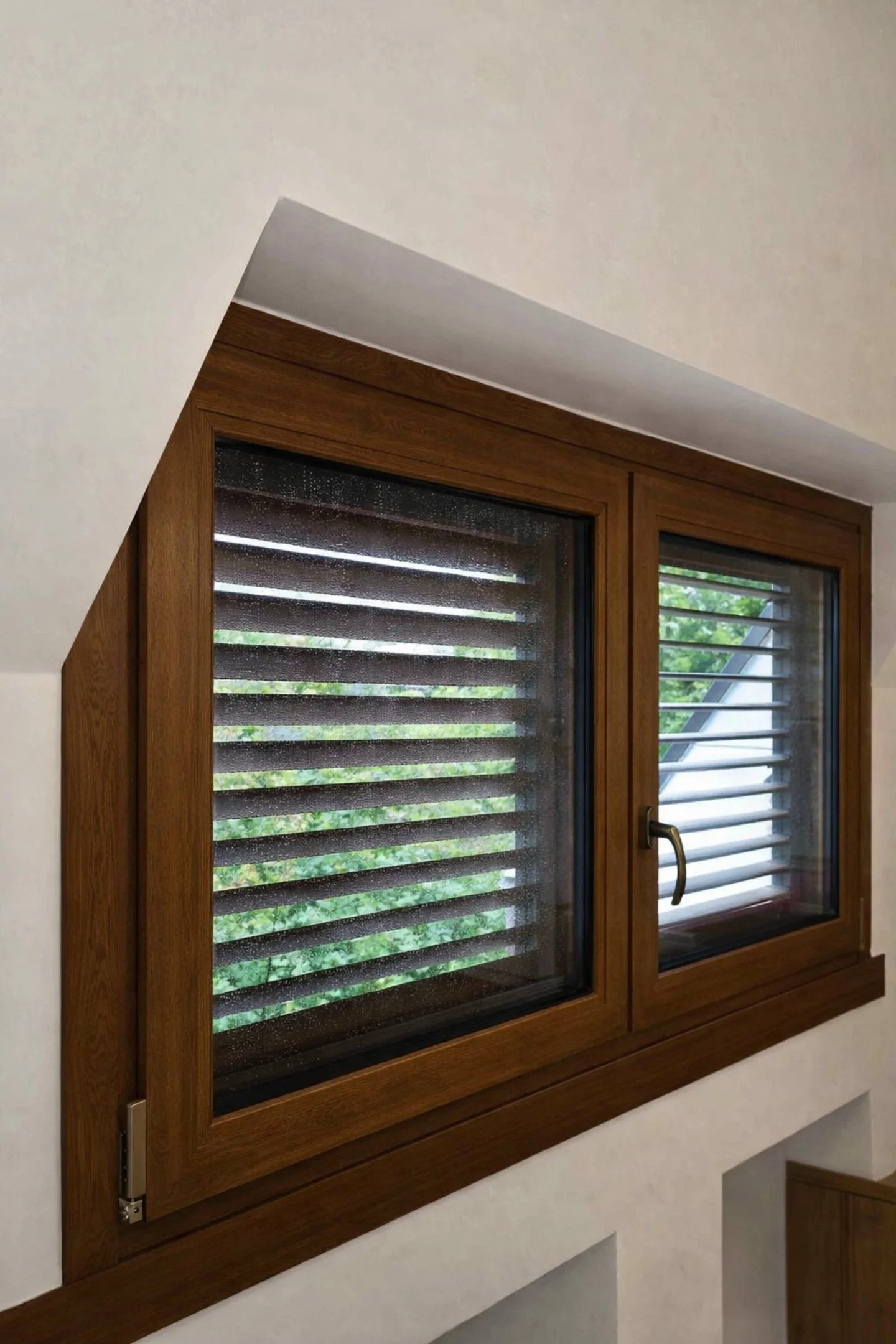 Finestra in legno con persiana in alluminio installata da NDA Infissi a Como