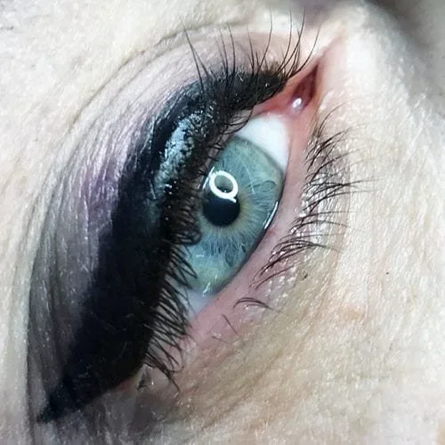 winged-eyeliner-500x500.webp