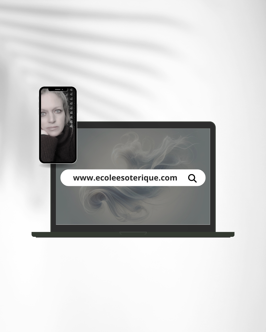 Un ordinateur portable affichant un site web avec l'URL www.ecoleesoterique.com et un smartphone montrant le visage d'une femme
