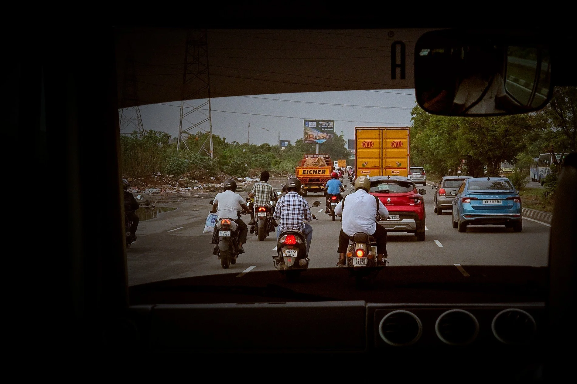 20250519_Chennai_bikes from the bus 00.jpg
