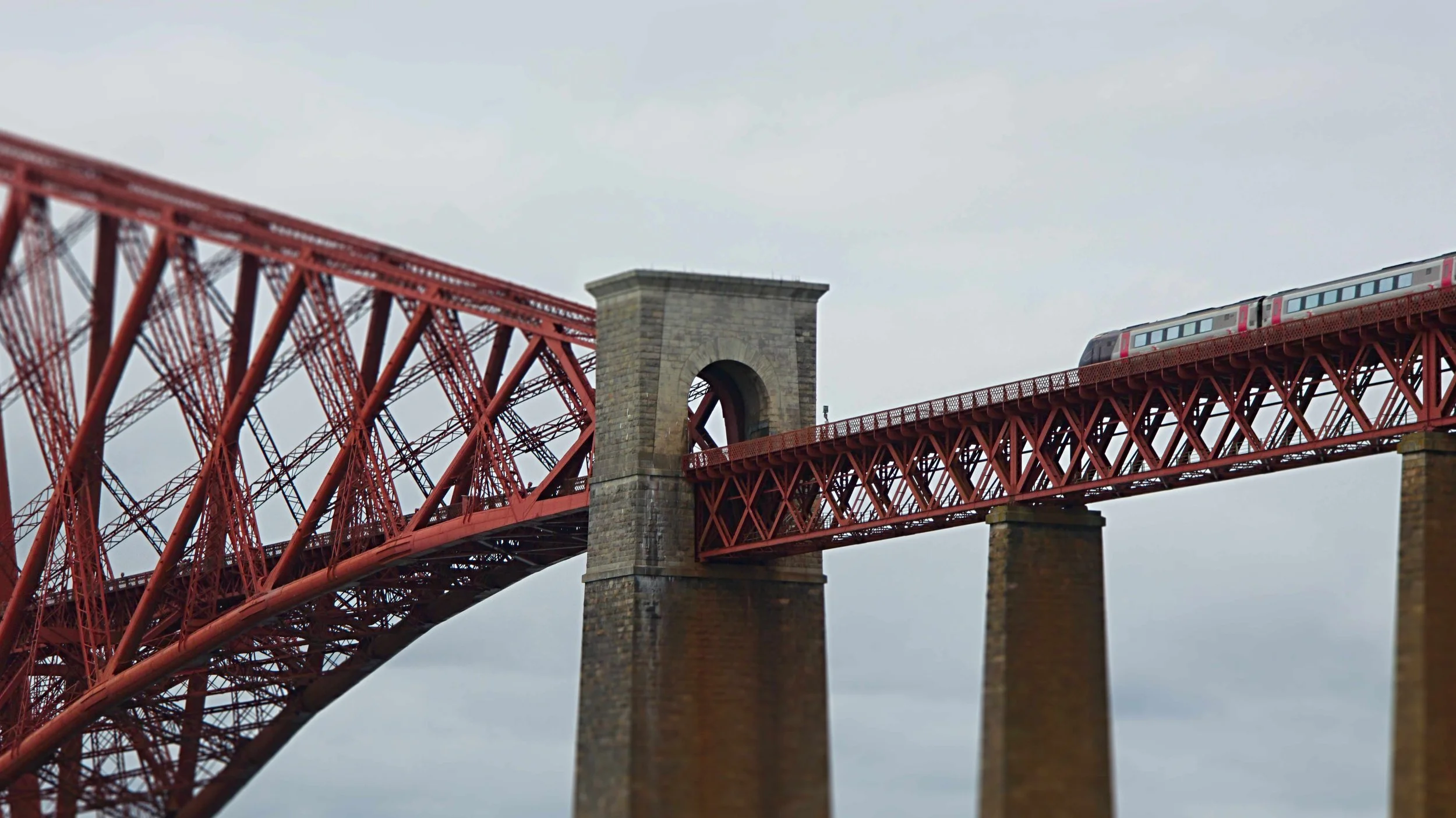 20250819_UK_Forth Bridge Train_16-9_web.jpg