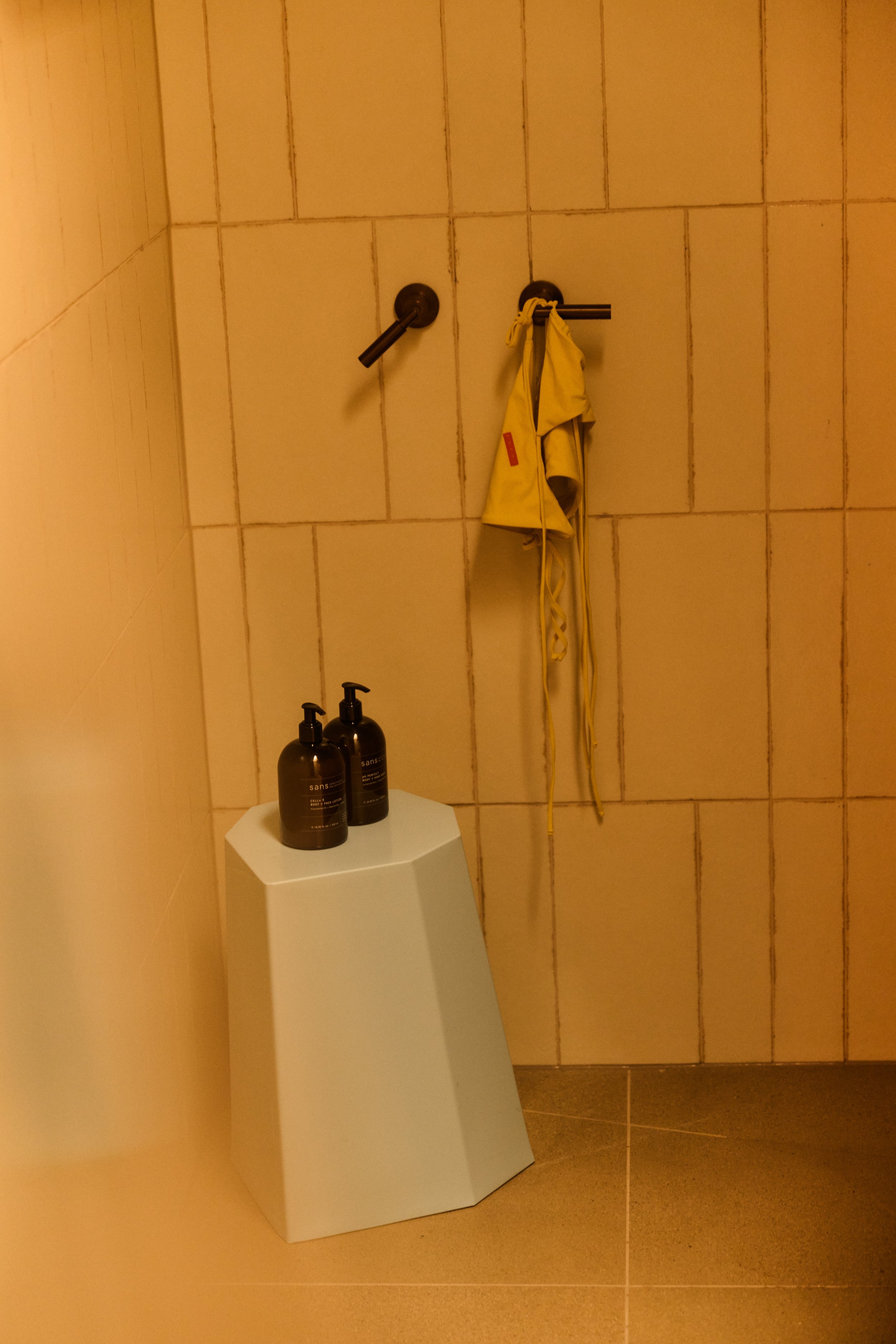 260504_SURF_HOTEL120618.jpg