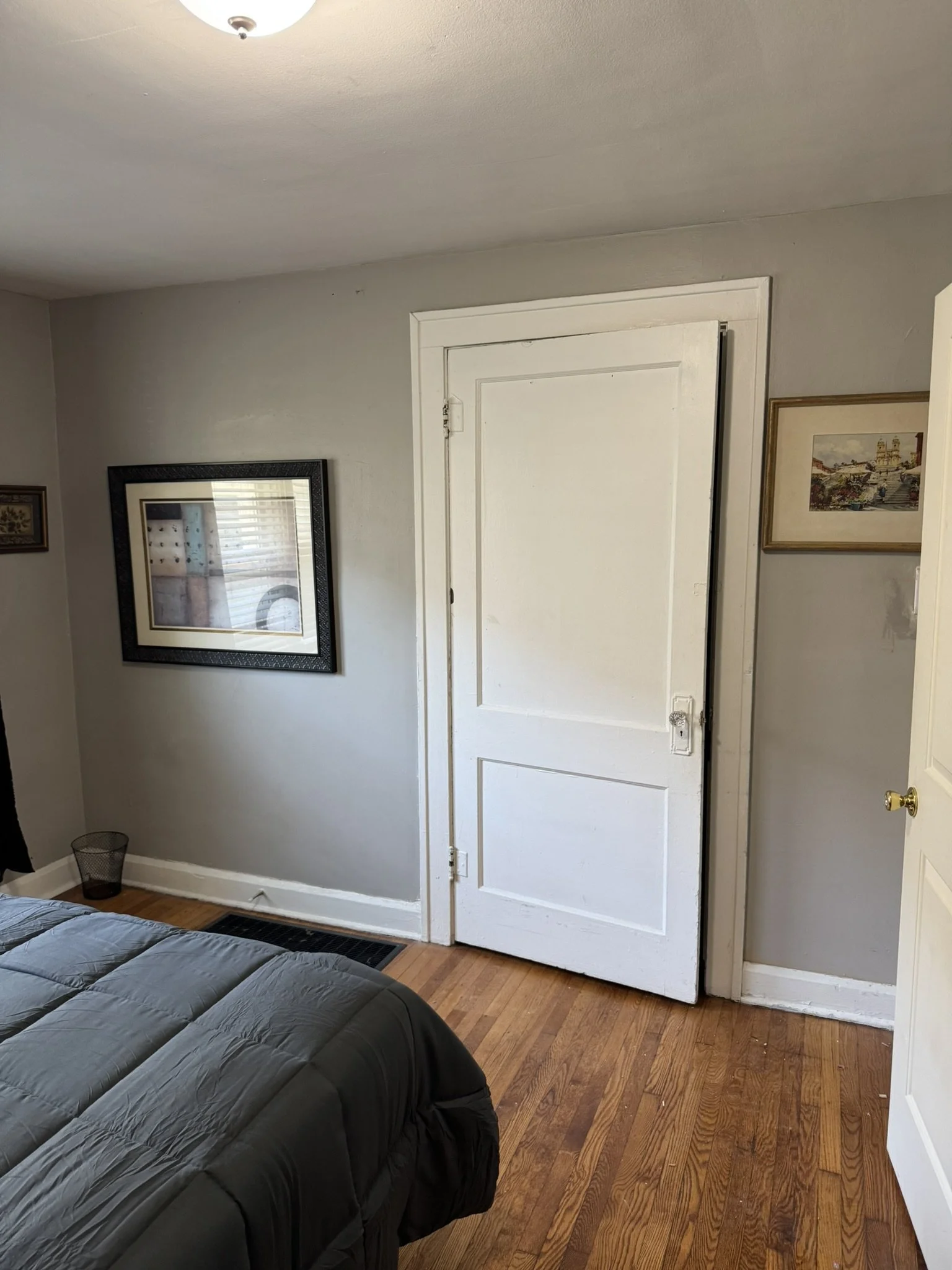 2nd Bedroom-Property name: Vintner's Cottage 2 BR North Downtown Indy 20 min. Drive to Lebanon 

-Vintner Investment Group- Mid Term Rentals and Travel Nurse Housing at affordable prices. 