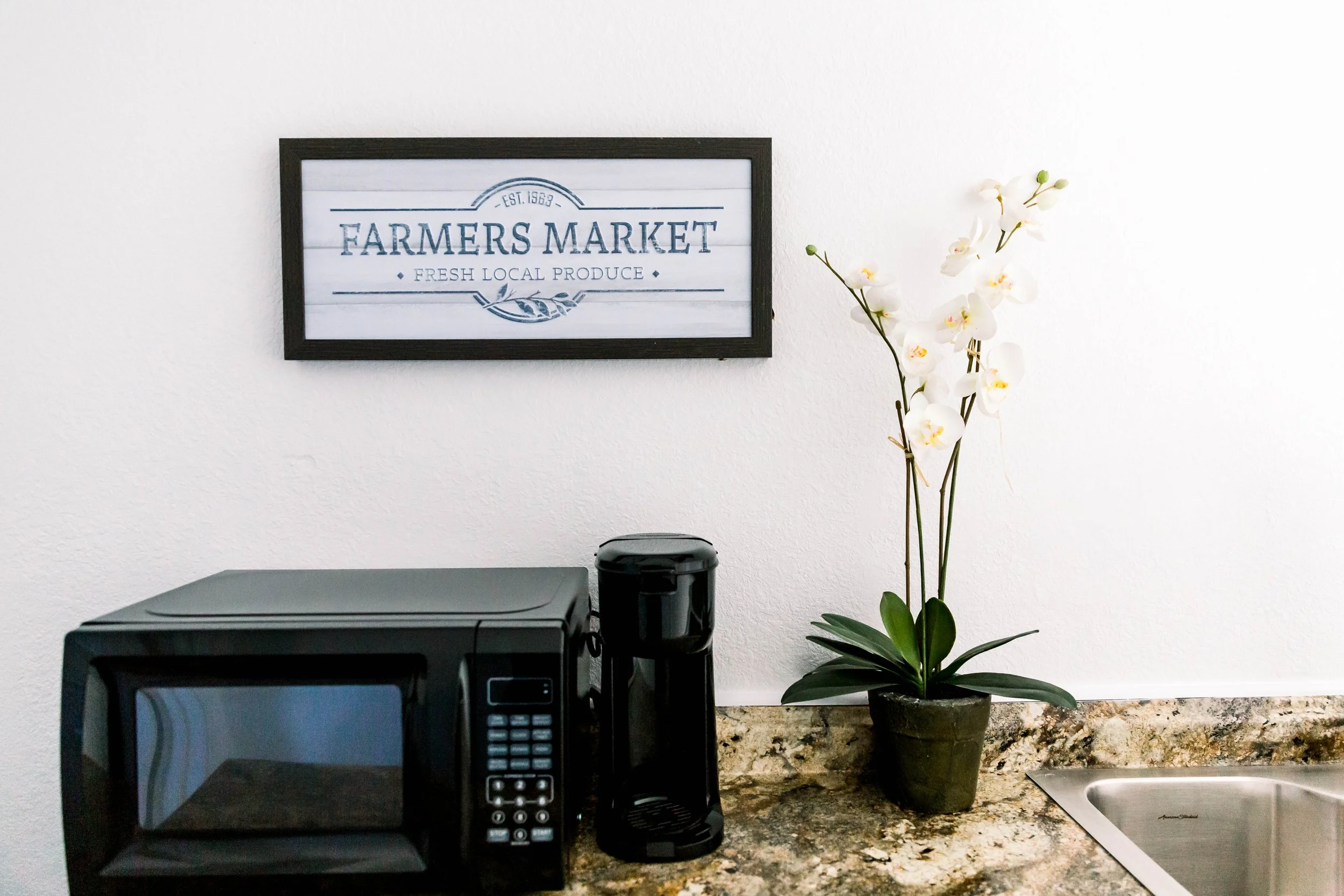 Kitchette Microwave.jpg