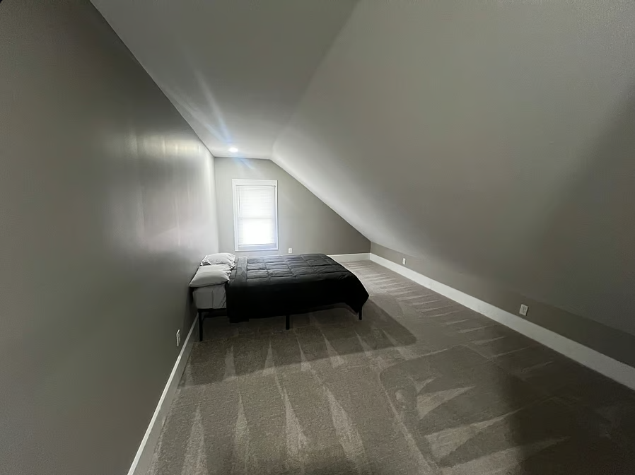 Bedroom1_Travel_nurse_housing_Indianapolis_Vintner_4_Bedroom_downtown_Indy.png