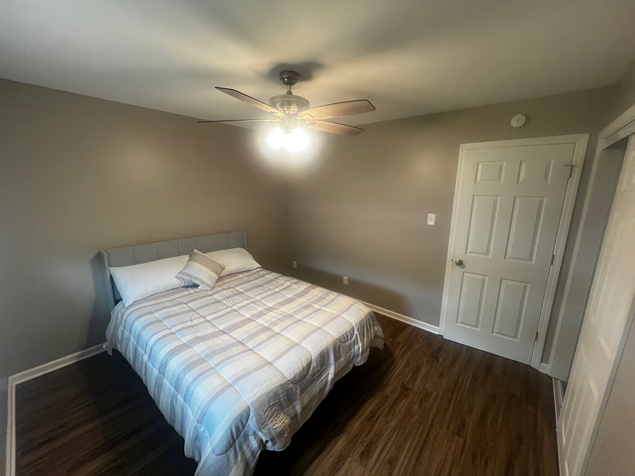 BedroomAngle1_Vintners_Charming_2_south_Indianapolis_2_bedroom_Travel_nurse_housing.png