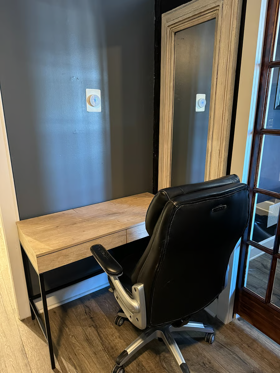 Office space- Vintner's 1 Bedroom Condo in South Indianapolis. Travel Nurse Housing In Indianapolis 