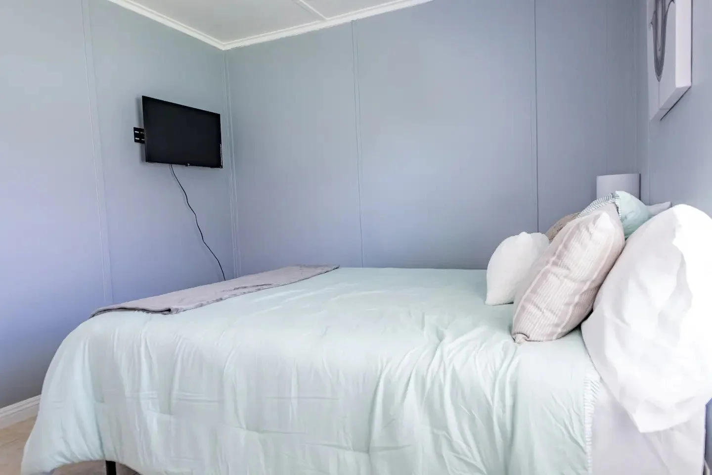 Bedroom2 television.jpg