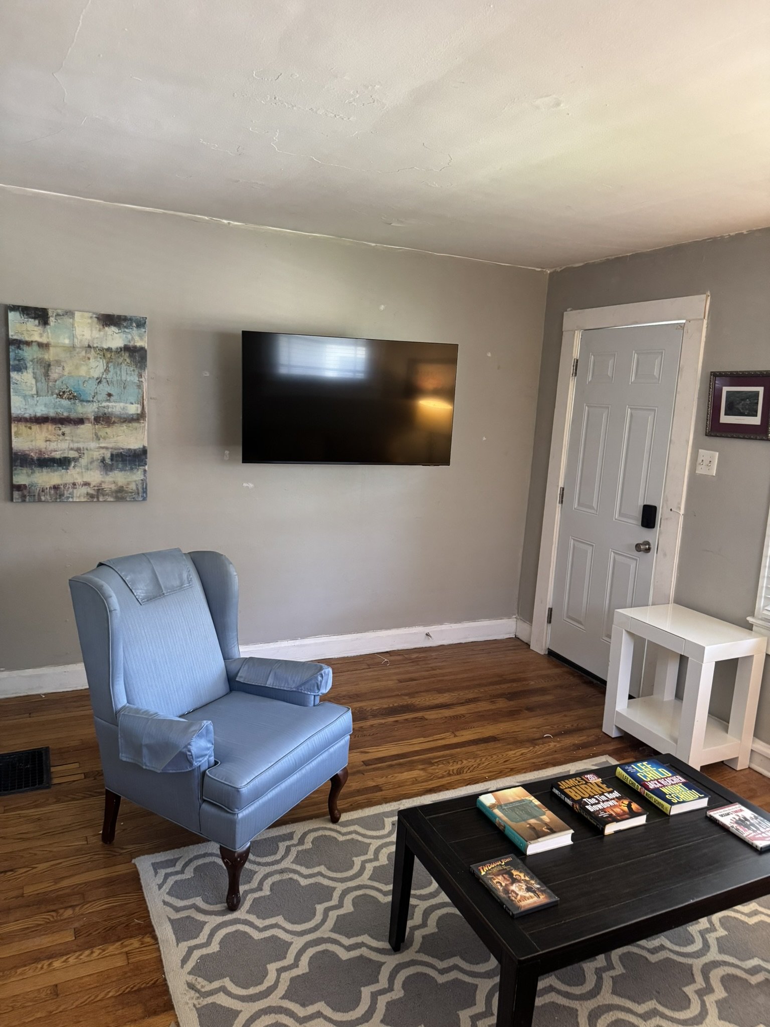 Living Space 4-  Property name: Vintner's Cottage 2 BR North Downtown Indy 20 min. Drive to Lebanon 

-Vintner Investment Group- Mid Term Rentals and Travel Nurse Housing at affordable prices.