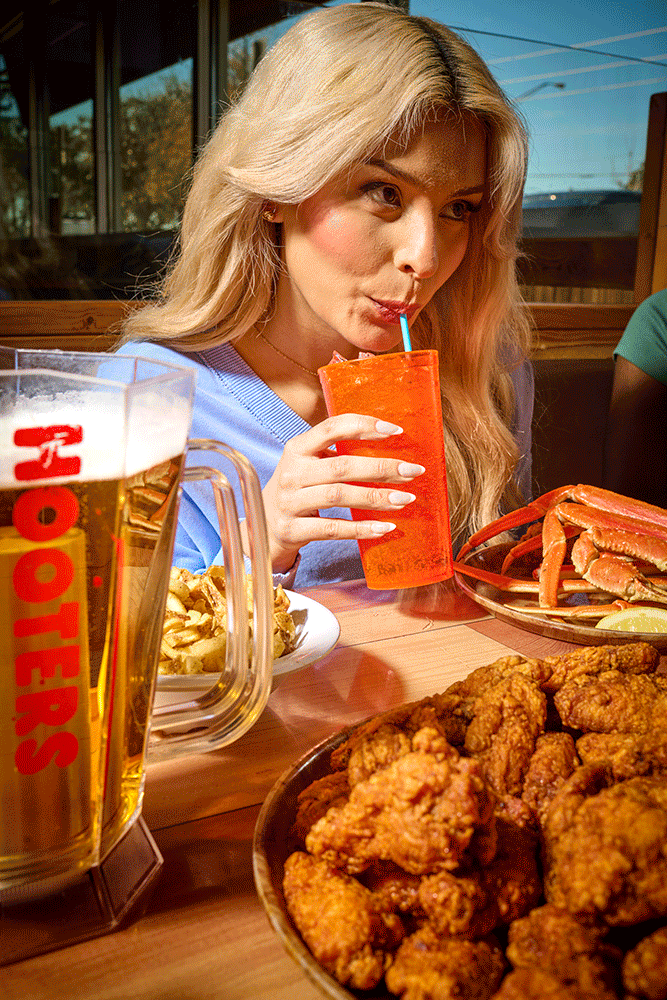 26005---Hooters-Lifestyle3916-Stop-Motion.gif