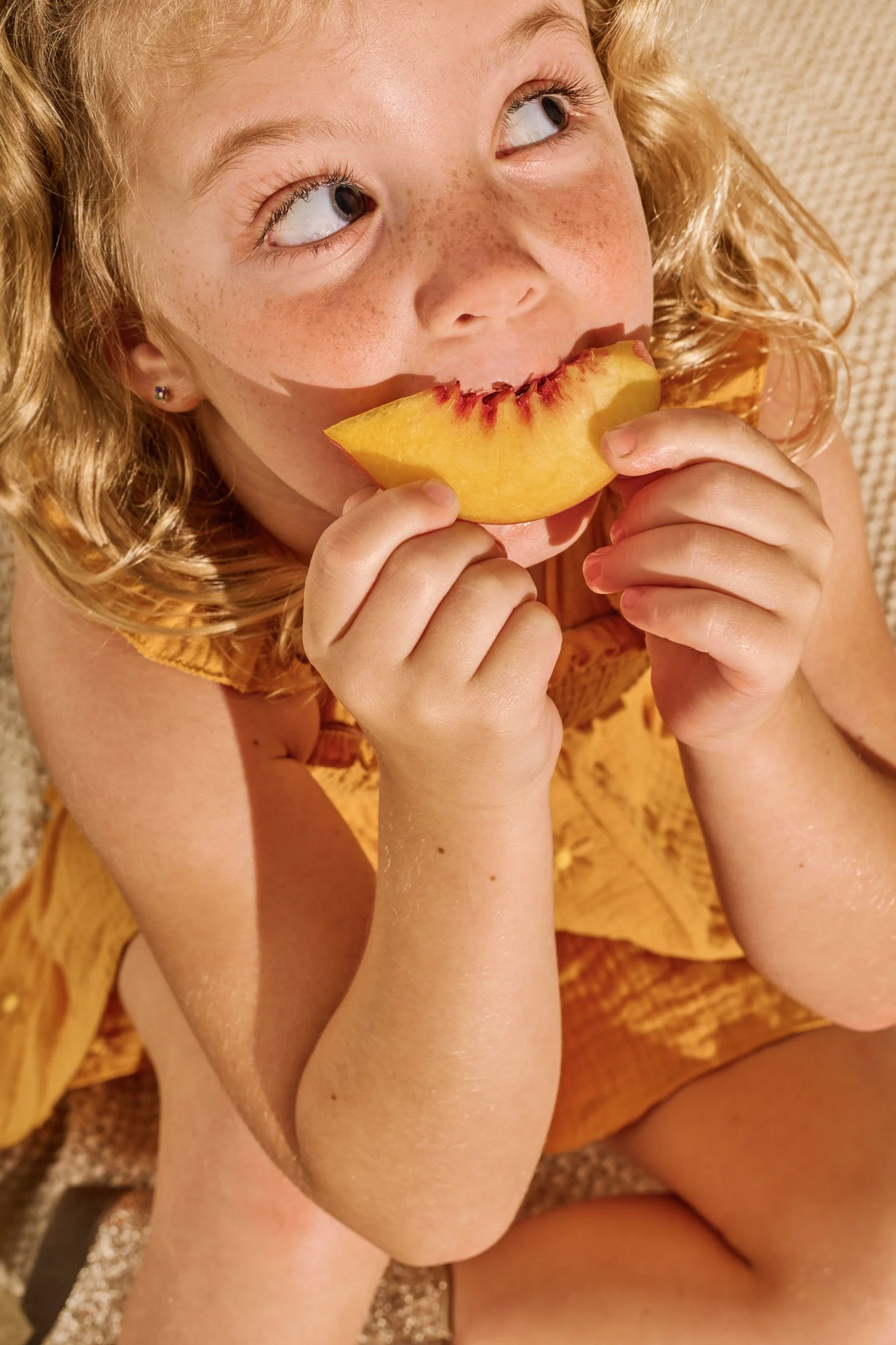 fresh-summer-peach-lifestyle-photography.jpg