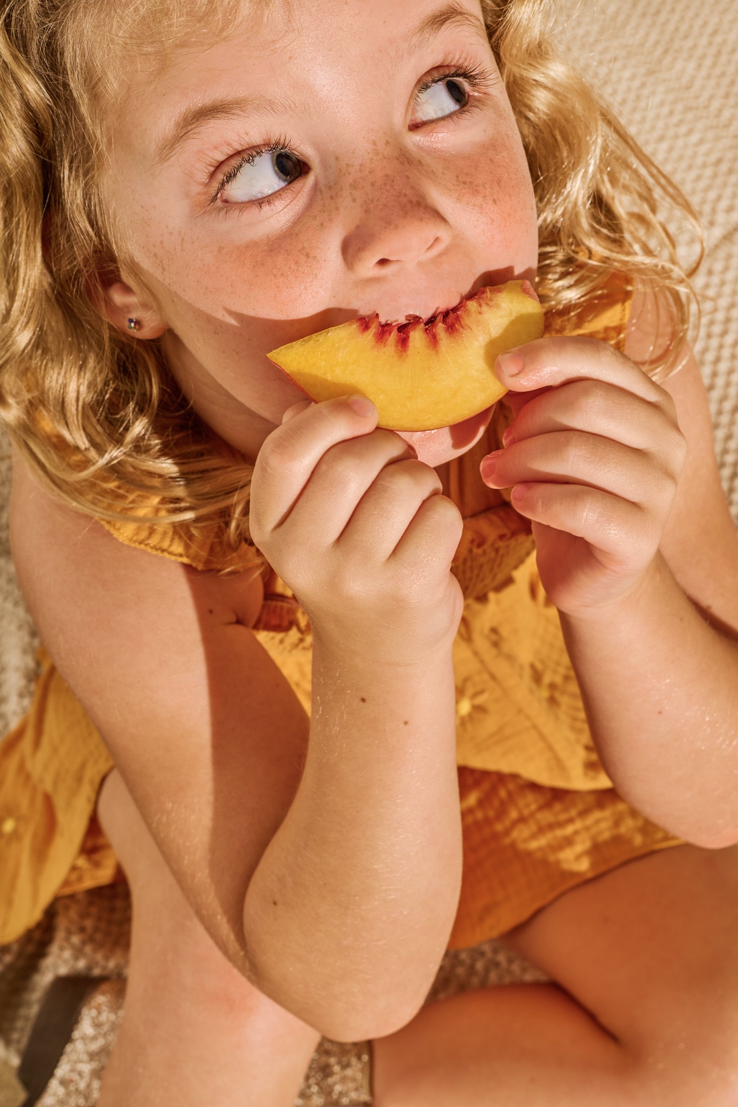 fresh-summer-peach-lifestyle-photography.jpg