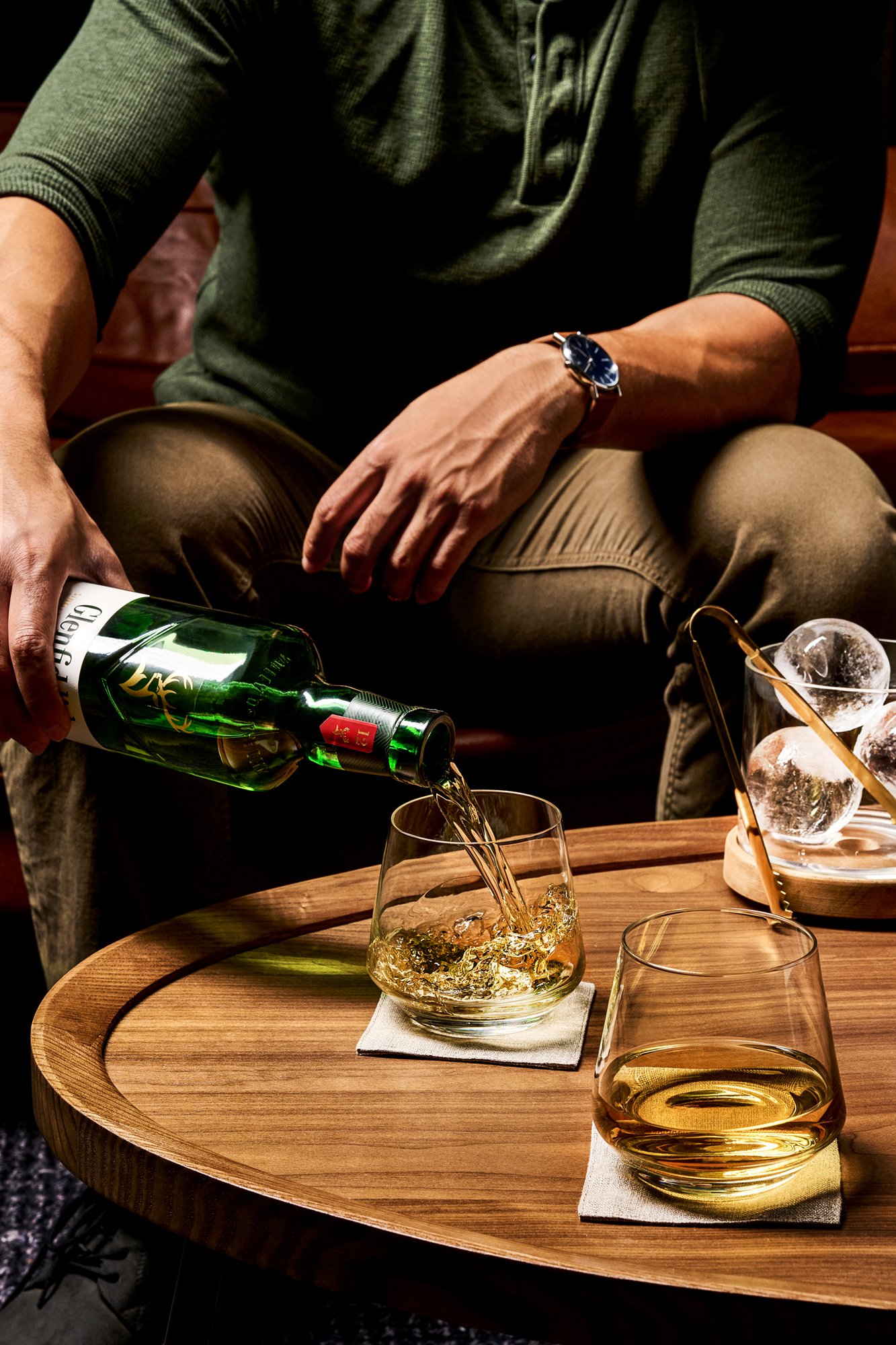 2-whisky-pour-lifestyle-photography.jpg