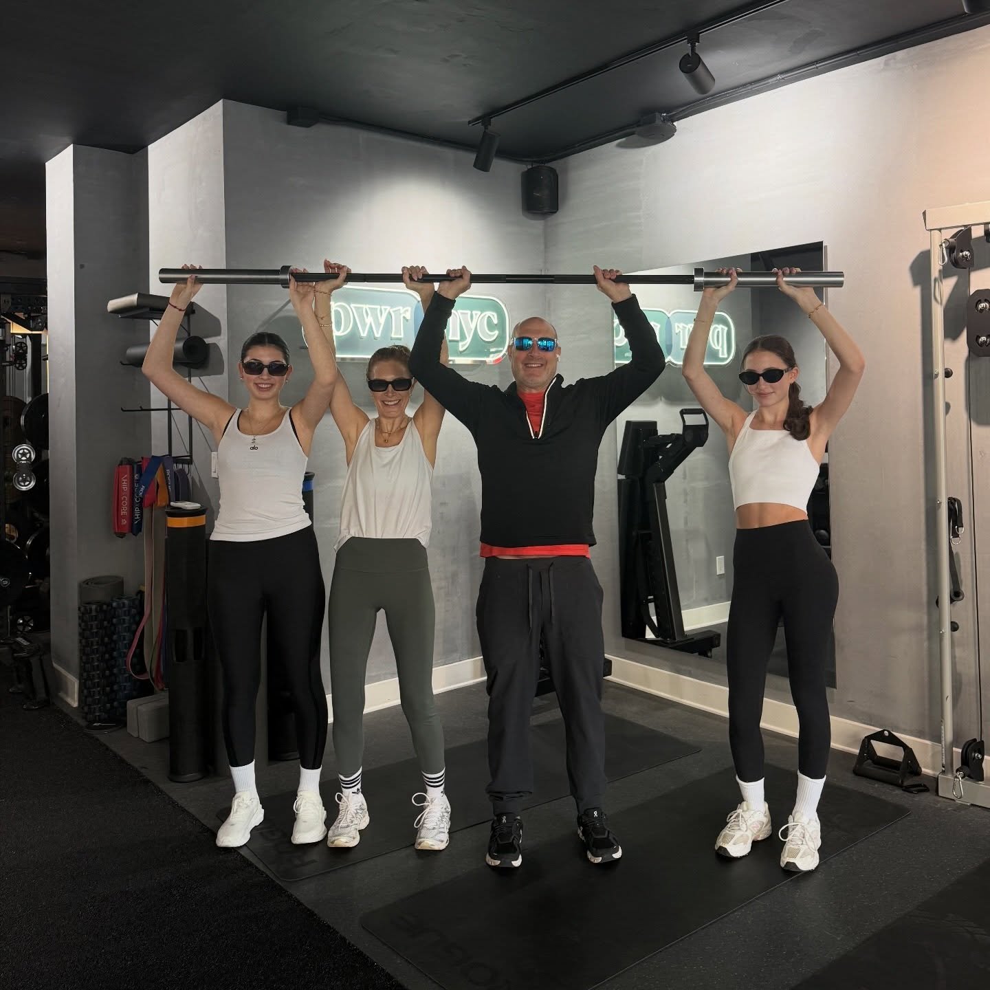Rumor has it, cool families lift together😎