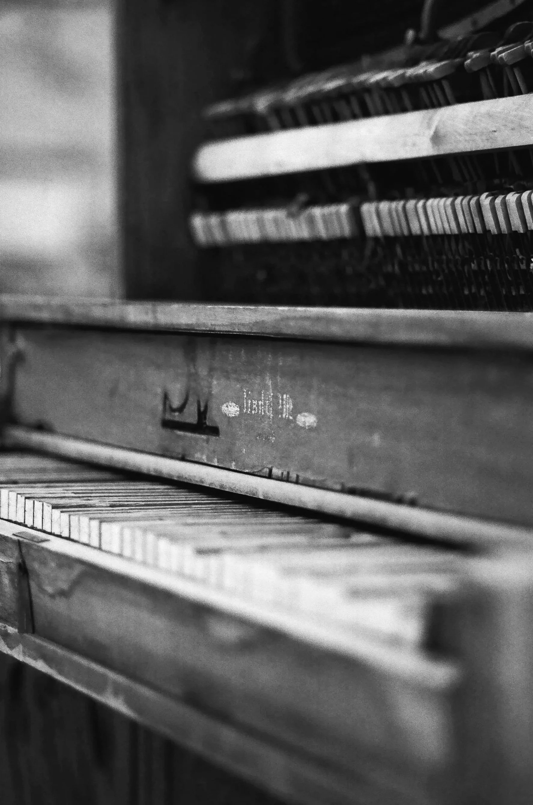 beautiful advertisement photo of a well-crafted piano in glenwood springs colorado