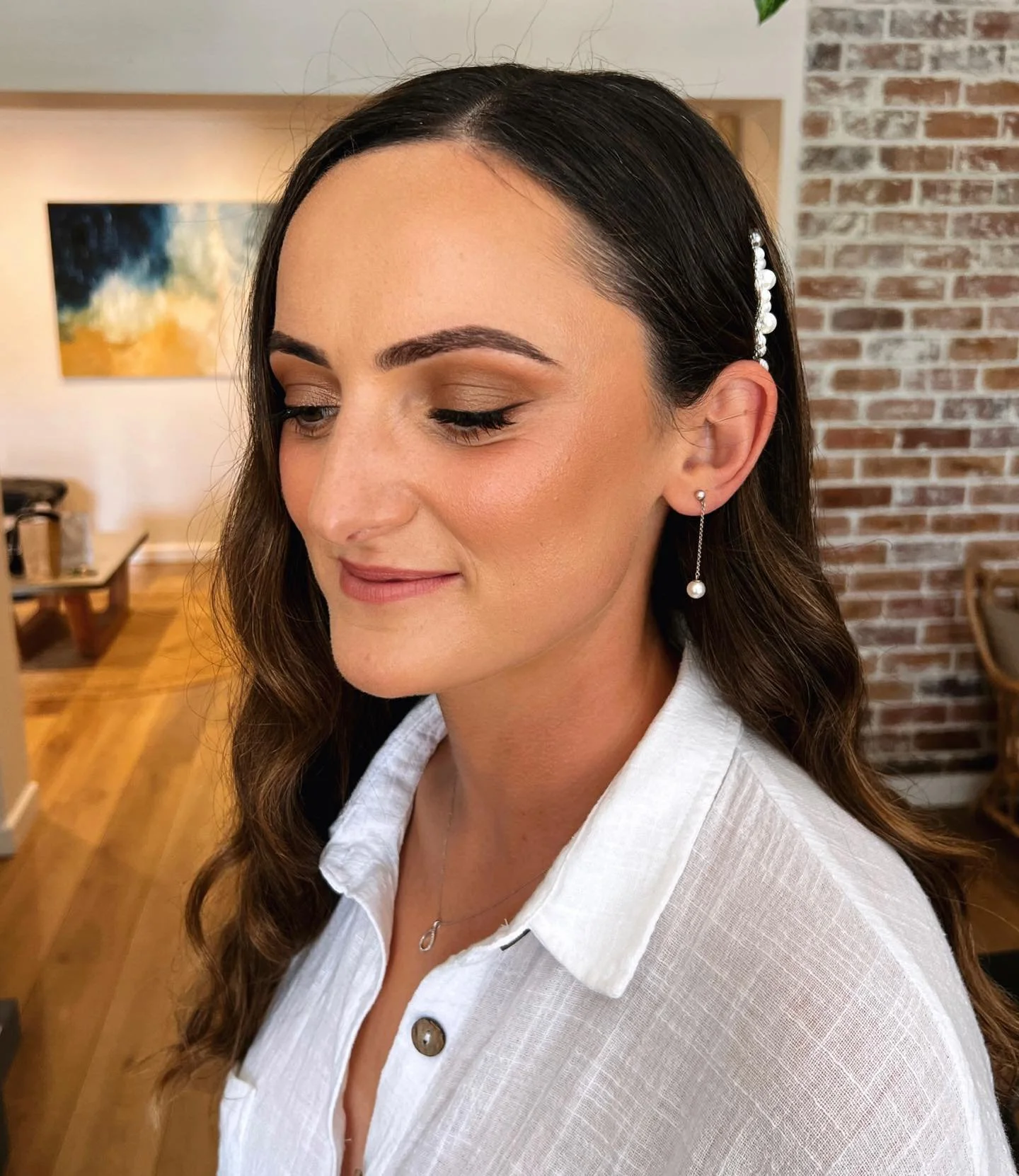 Glowing Grace! We went for dewy skin and bronzed tones to make her gorgeous eyes pop 🌱 Such a chill morning up in Hahndorf, complete with Broadway hits 👏🏻 @charlottetilbury Pillow Talk lipstick and liner.