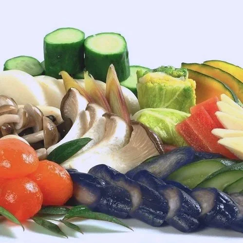 さまざまな野菜の盛り合わせ-きゅうり、ズッキーニ、トマト、きのこ類、オクラ、スイカ、かぼちゃなど