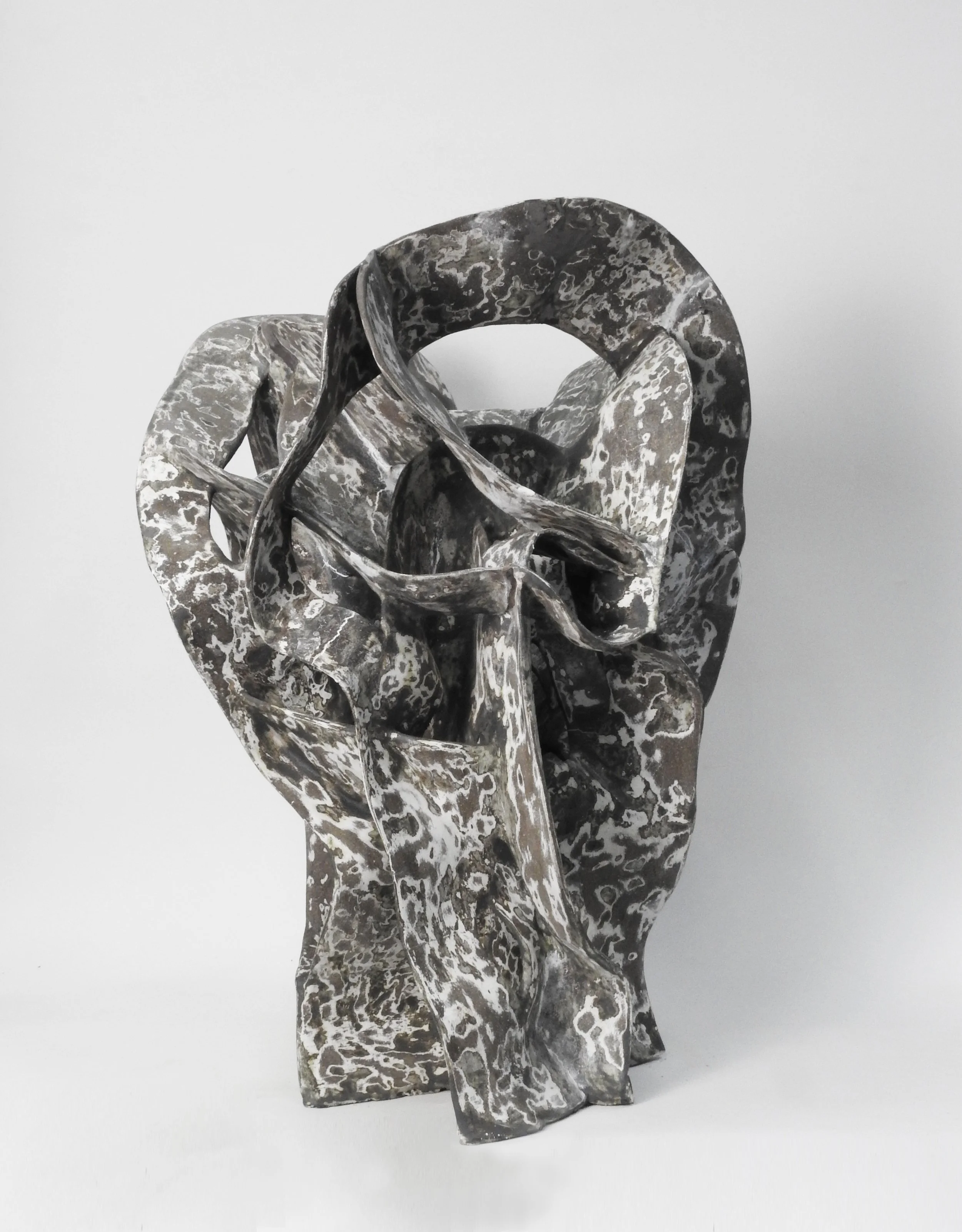 DU QINFEN 杜沁芬
,
微观-墨曲 
Micro: Ink Curve
,
2025
,
Black zisha clay, Dehua porcelain, red zisha clay, copper oxide
,
65 × 60 × 82 cm