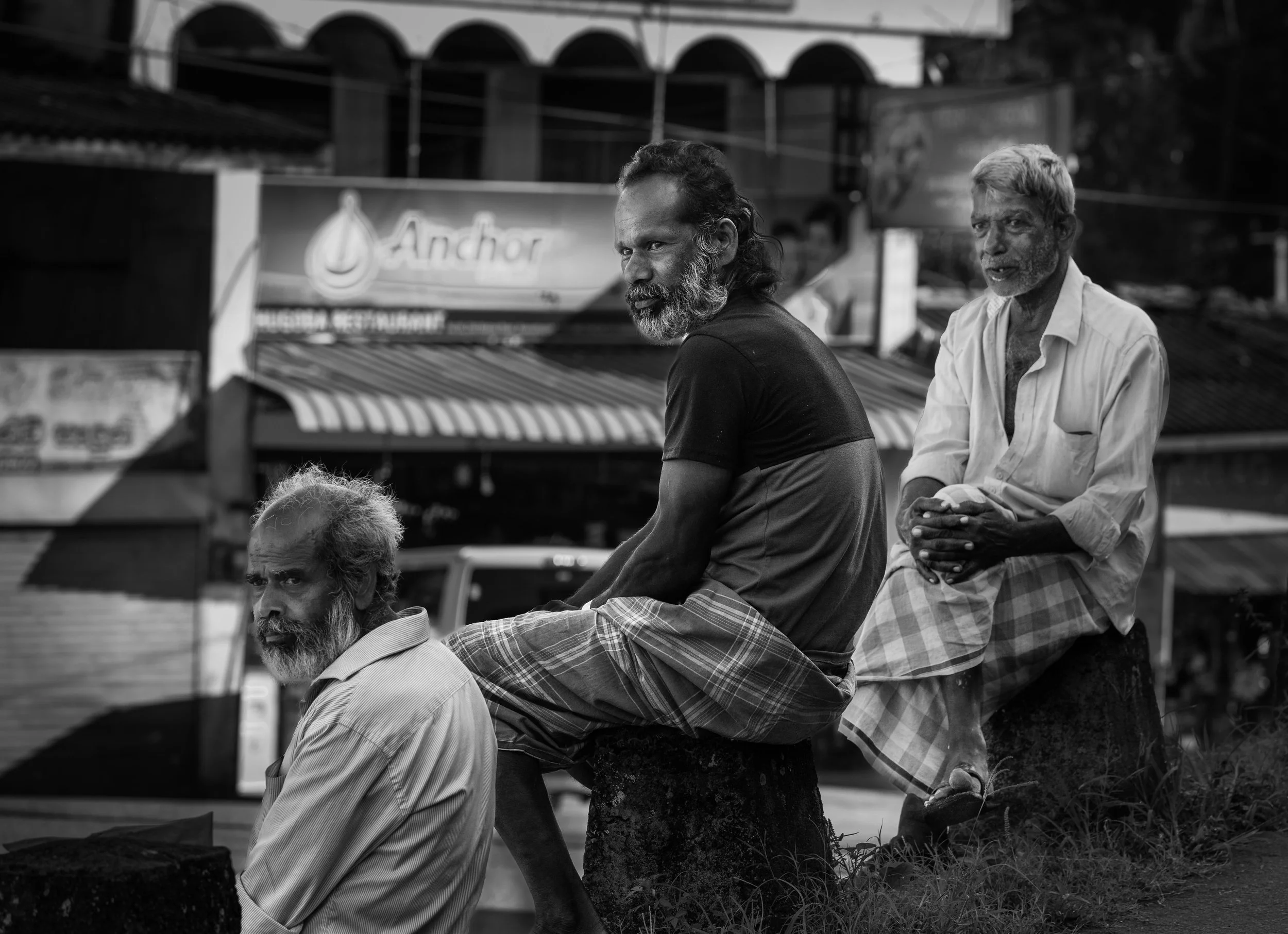 Men and women often gather to chat in Sri Lanka. Sri Lankan's are known for their particularly warm culture. 