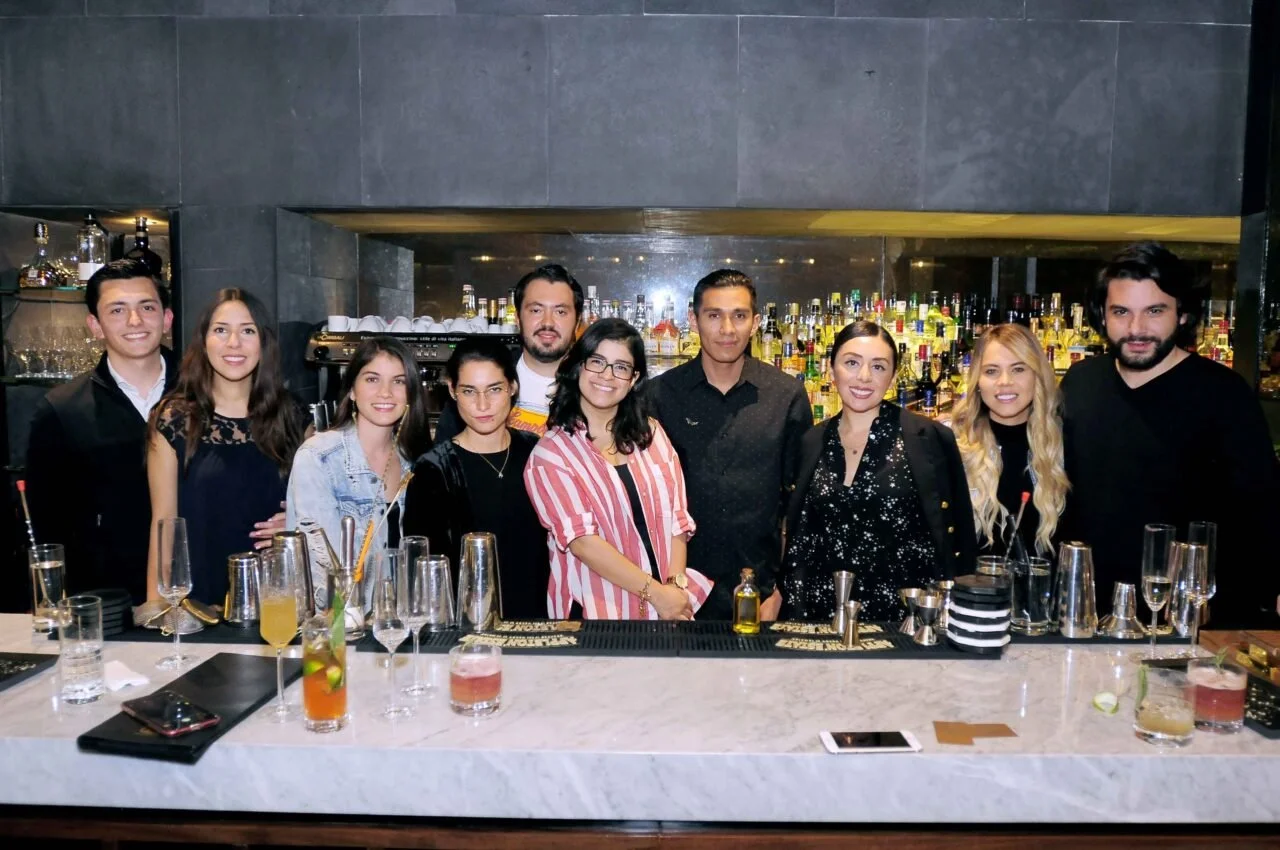 Cocktail workshop led by mixologist David Paz, featuring hands-on training, team collaboration, and advanced mixology techniques in a professional bar setting. Ideal for hospitality professionals, bartenders, and premium brand experiences.