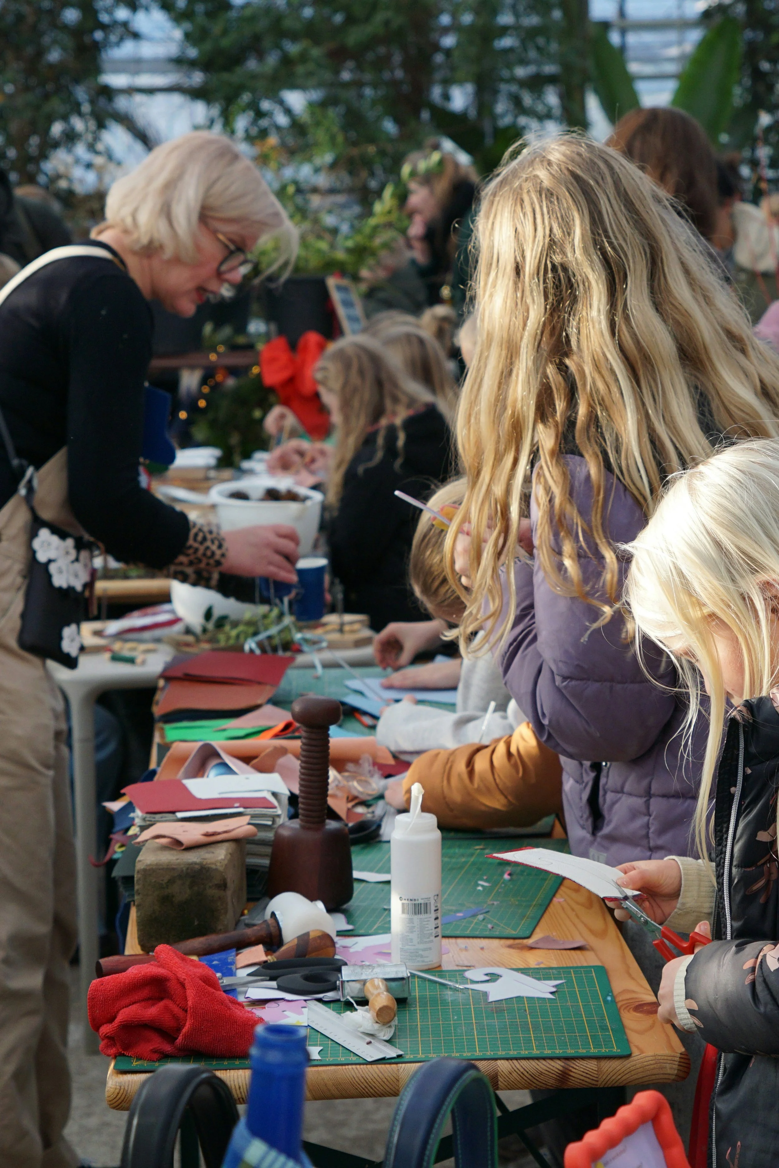Kinder bei einer Gruppenarbeit, welche das Lernen fördert.
