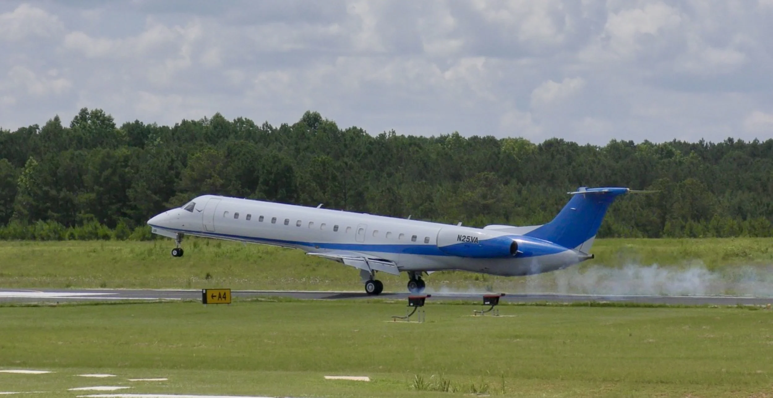 Victory Air landing at Atlanta Speedway Airport