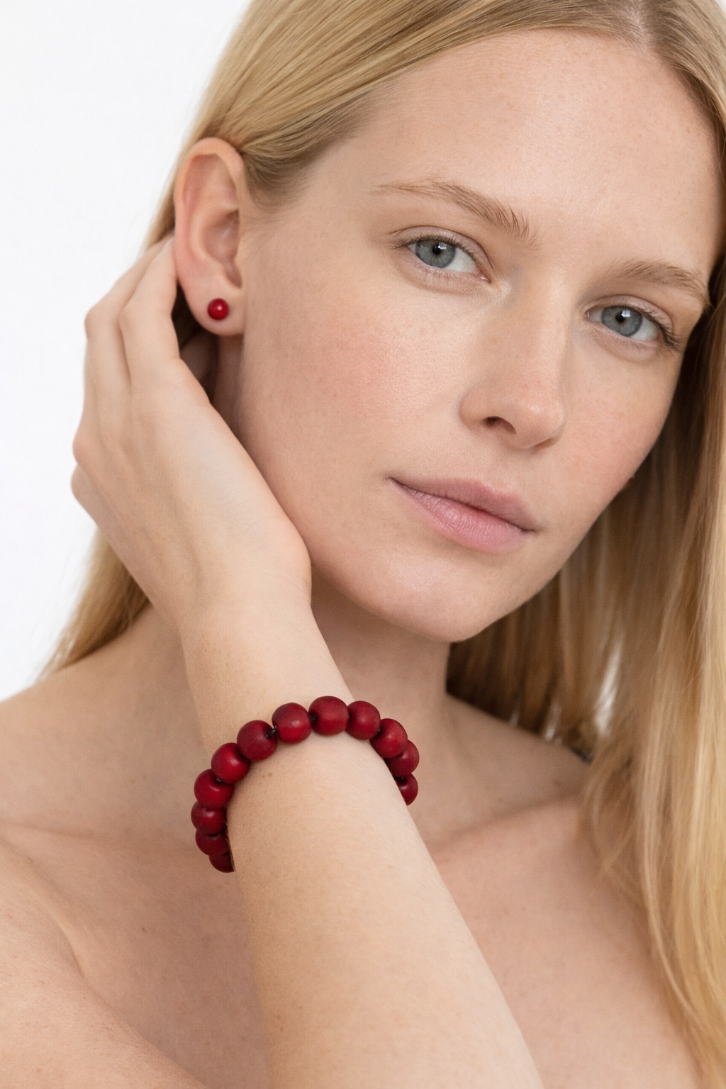 bracciale e orecchino modella davide penso.png