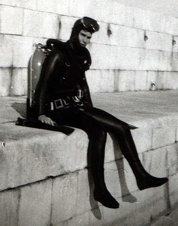 Trained as a diver in the Yugoslav Navy (JNA).