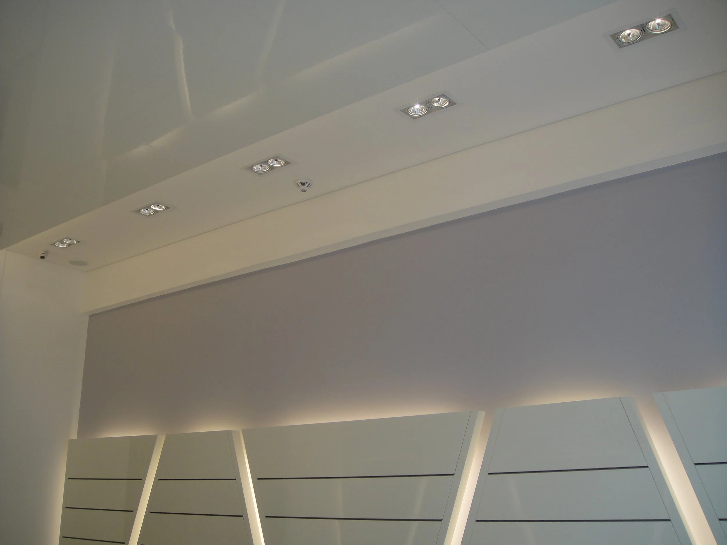 Modern ceiling with embedded lighting fixtures and architectural design details.