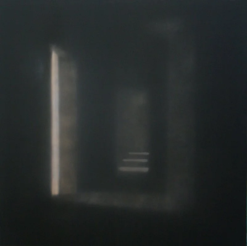 Dunkler Korridor mit leichten Lichtstreifen und Stufen am Ende.