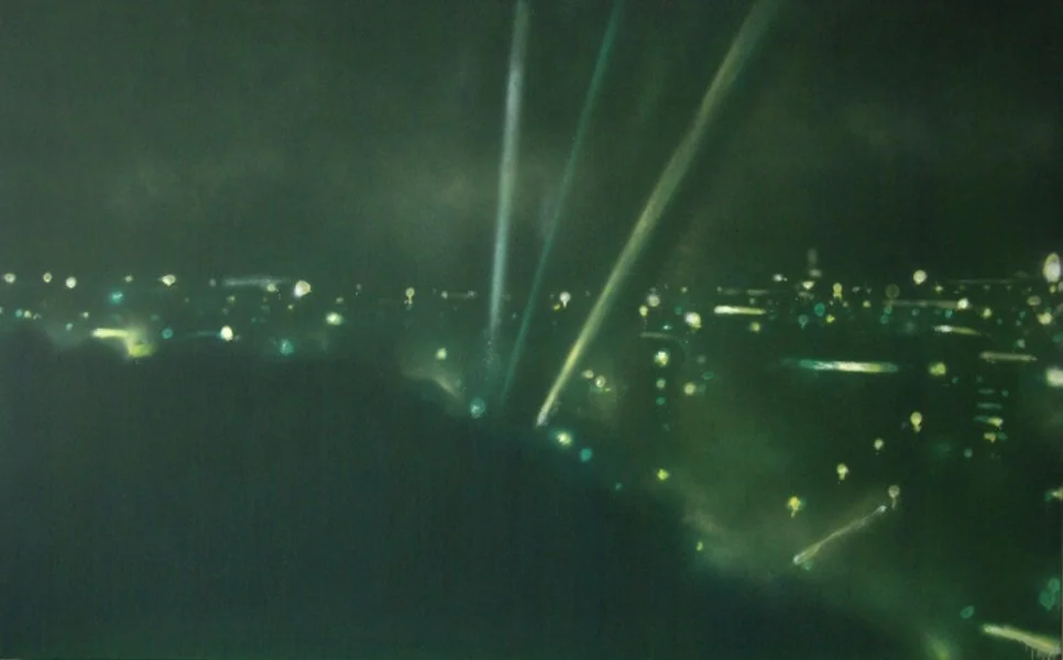 Dämmerung über einer Stadt mit Lichtstrahlen und Silhouetten von Gebäuden