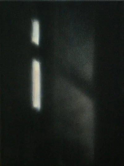 Dunkler Raum mit zwei vertikalen Lichtquellen