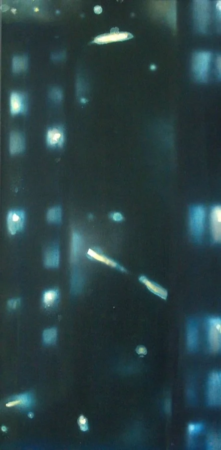 Dunkler Raum mit leuchtenden blauen und weißen Lichtern, vermutlich digitale Anzeige oder Bildschirm.